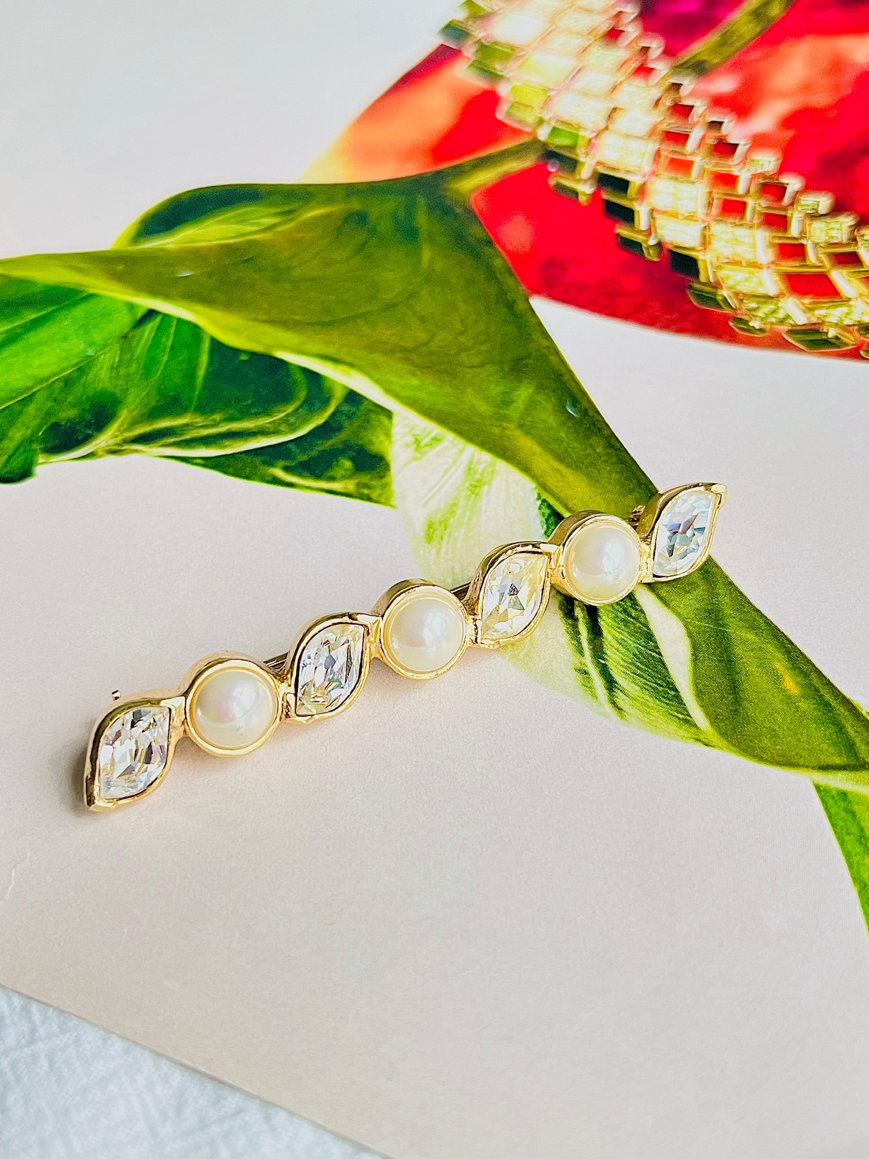 Christian Dior Vintage 1980s Long Bar Leaf Shining Crystals White Pearls Brooch In Excellent Condition For Sale In Wokingham, England