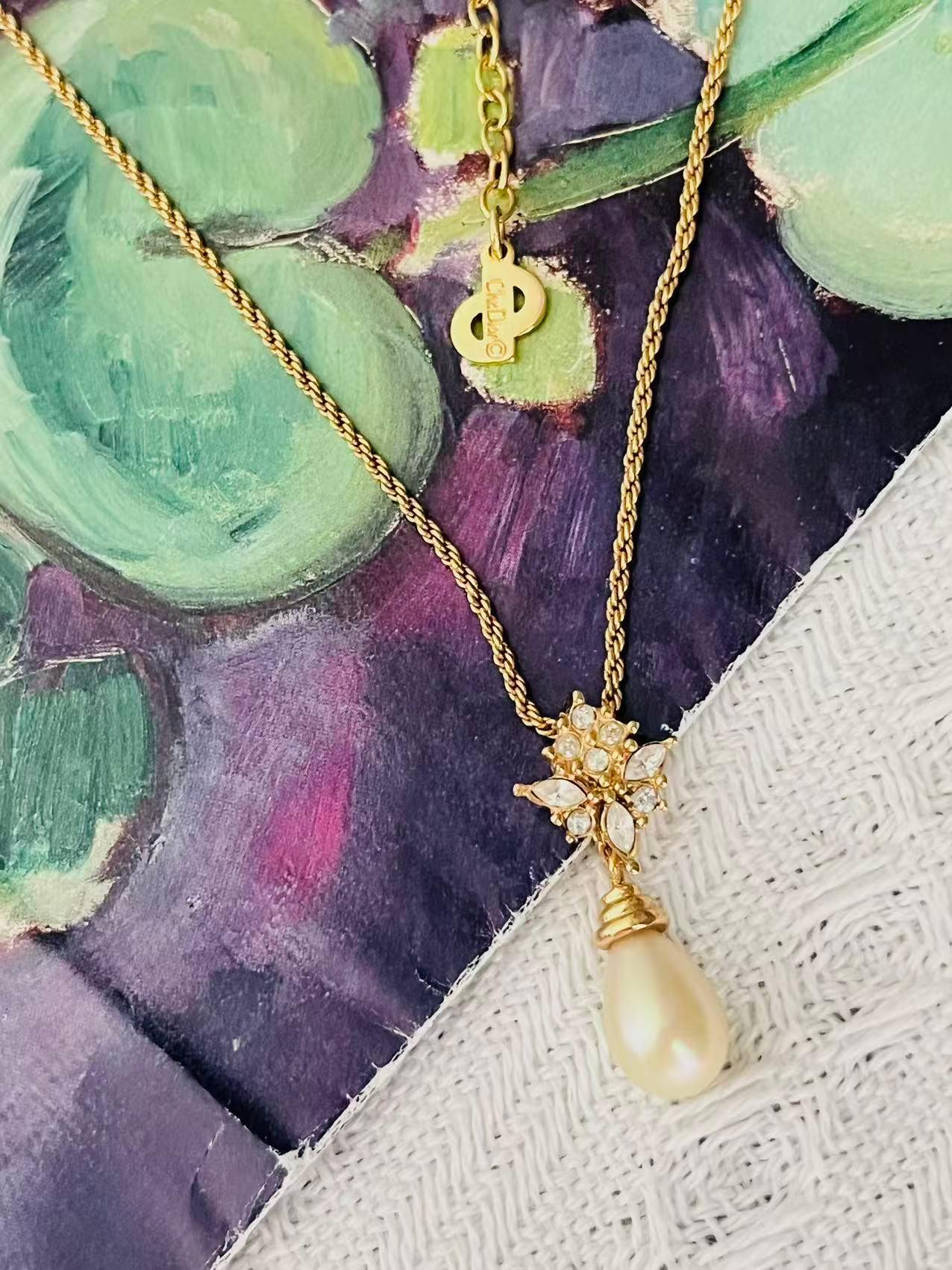 Christian Dior Vintage 1980s Marquise Circle Crystals White Pearl Water Tear Drop Flower Collana a catena, placcata oro

Condizioni eccellenti. 100% autentico.

Marcato 'Chr.Dior (C)'. Molto bella e molto rara da trovare. 

Materiali: Metallo