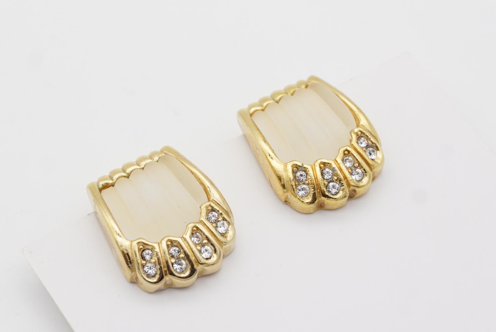 Christian Dior Vintage 1980s White Jelly Belly Shell Crystals Clip On Earrings In Excellent Condition For Sale In Wokingham, England