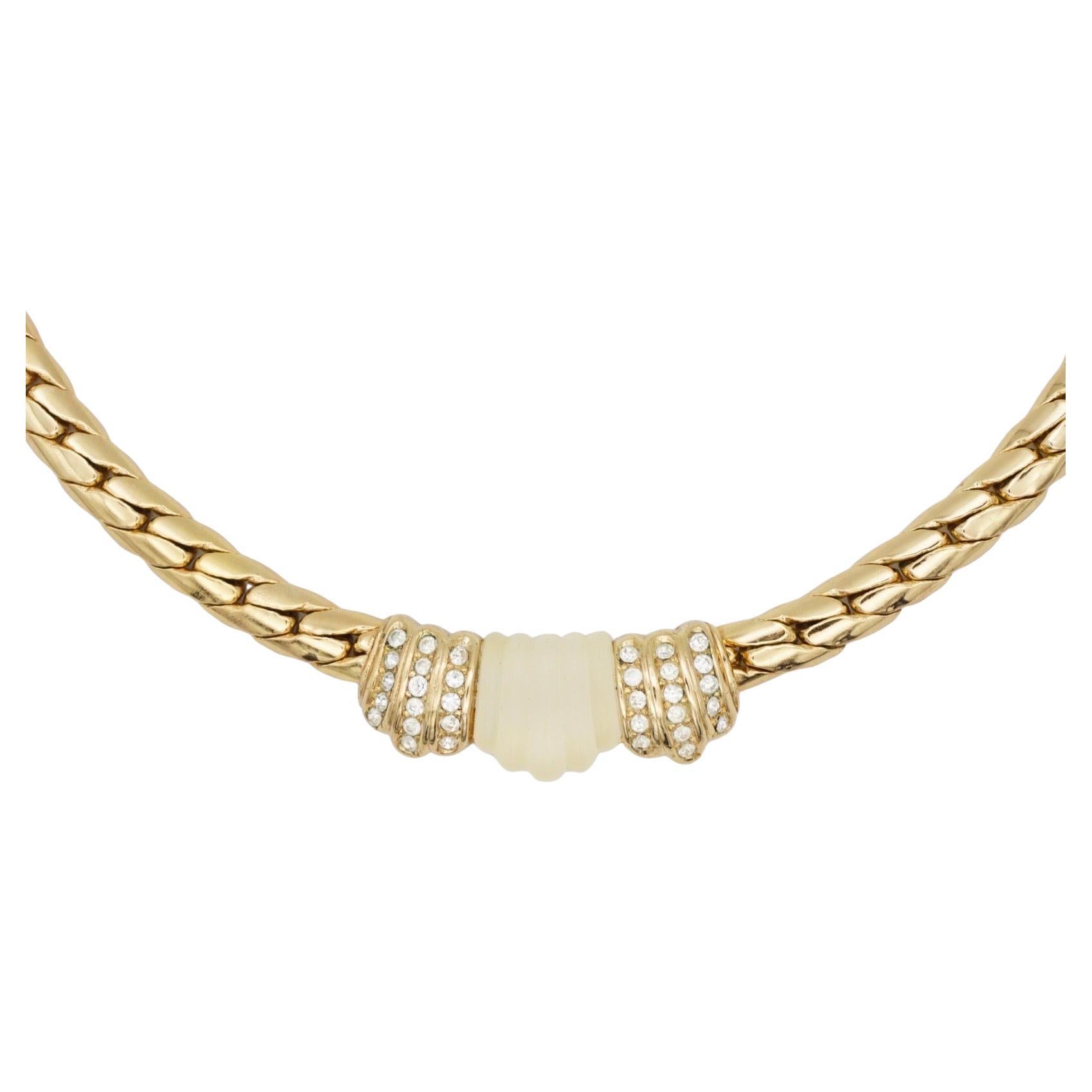 Christian Dior Vintage anni '80 Unisex Simmetrico Opaco Ghiaccio Bianco Cabochon Conchiglia Cristalli Brillanti Collana Chunky, Placcata Oro

Condizioni eccellenti. 100% autentico.

Marcato 'Chr.Dior (C)'. Molto raro da trovare.

Materiali: Metallo