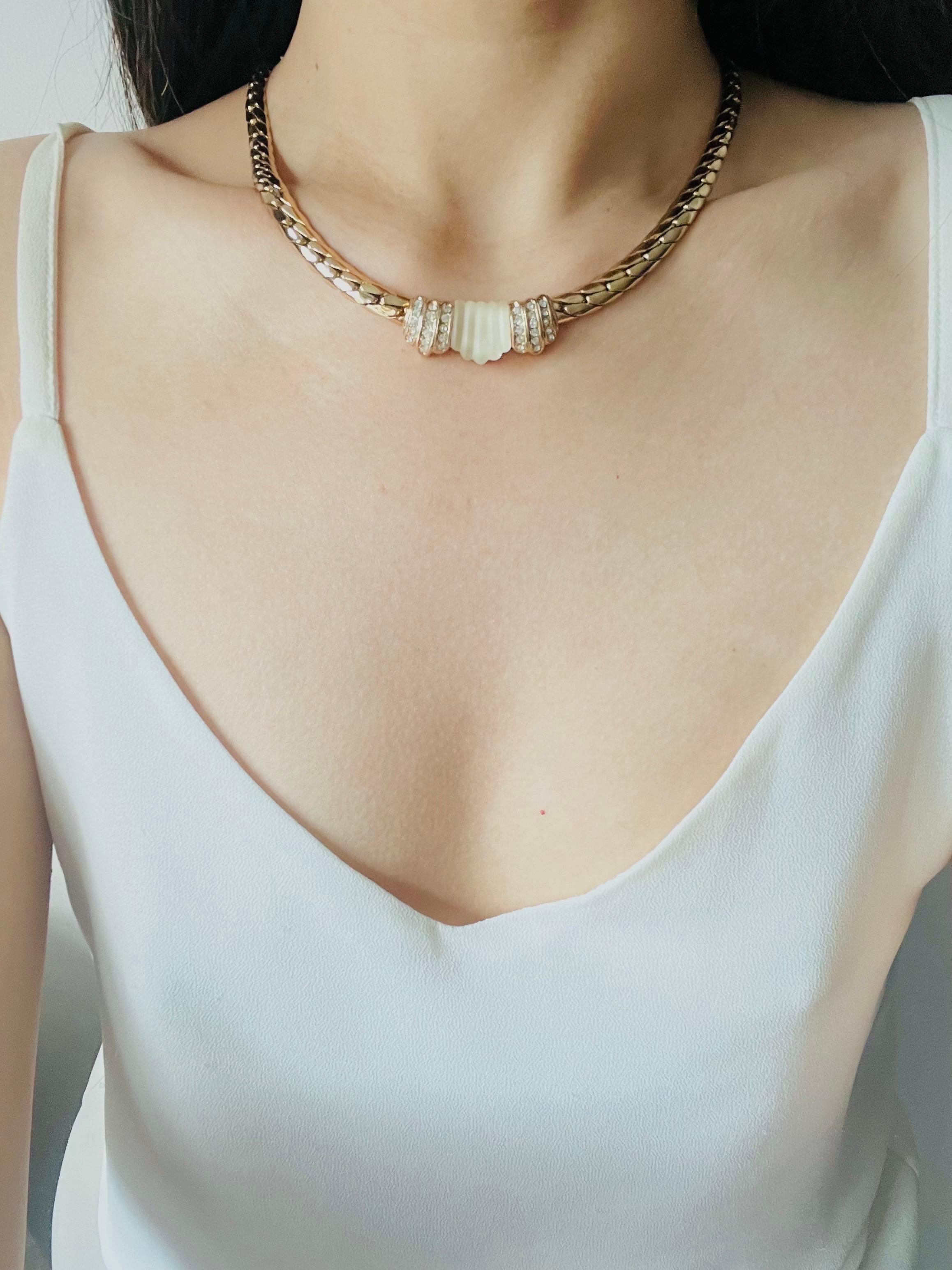 Christian Dior Vintage anni '80 Collana con cristalli cabochon di conchiglia opaca e gelata bianca in vendita 2