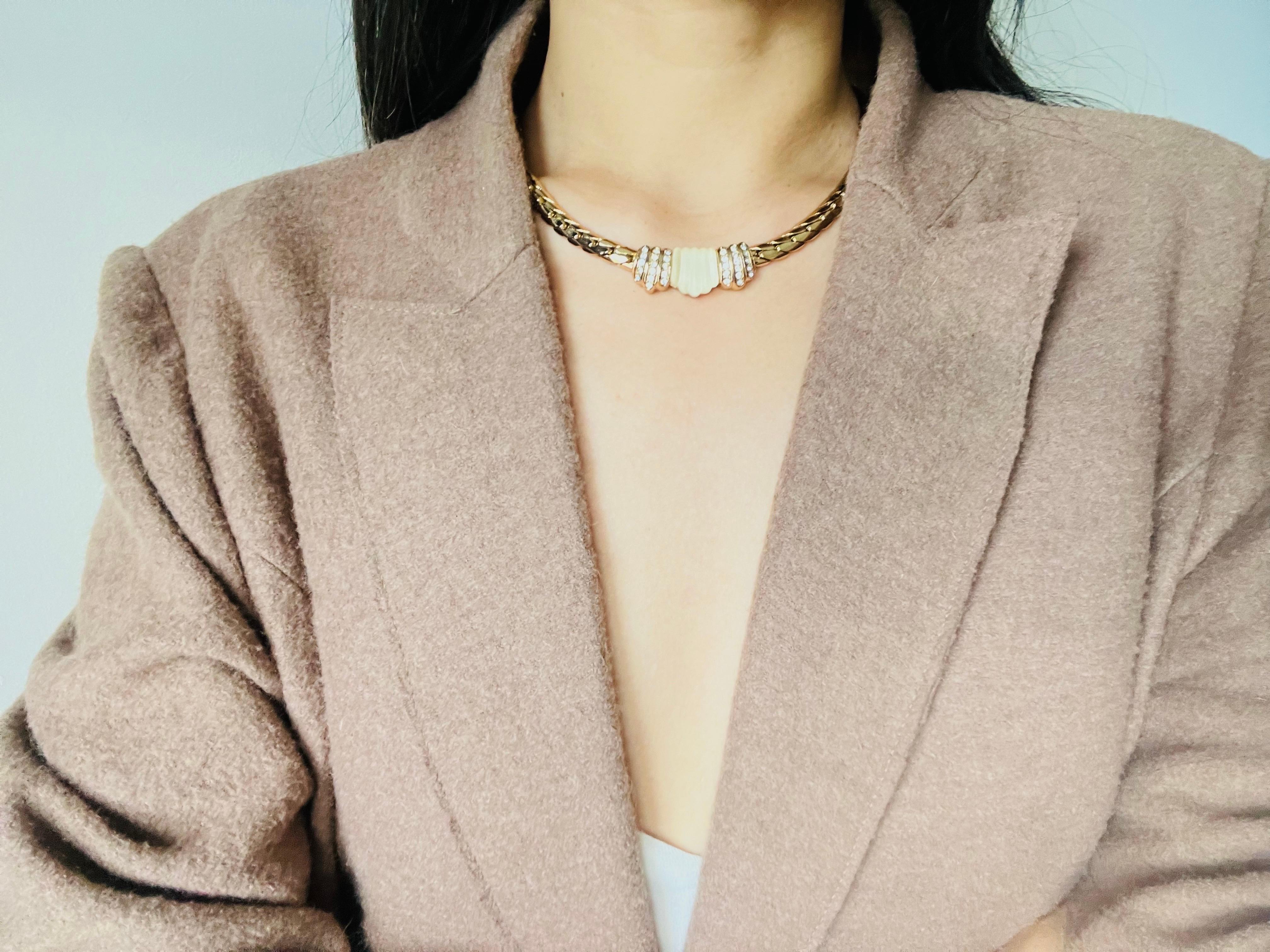 Christian Dior Vintage anni '80 Collana con cristalli cabochon di conchiglia opaca e gelata bianca in vendita 3