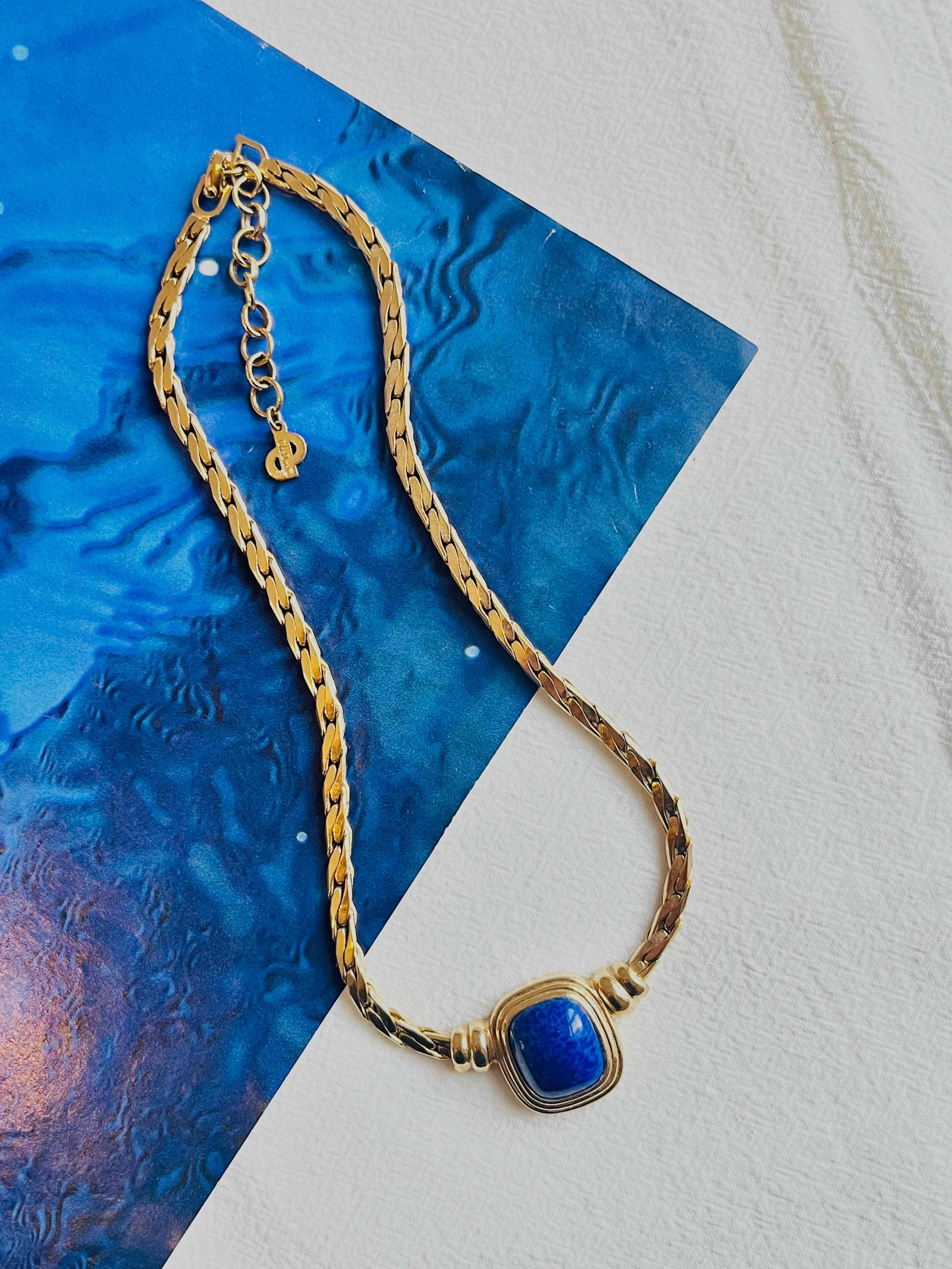 Art nouveau Christian Dior, collier vintage rectangulaire à pendentif en or, cabochon de lapis bleu marine, années 1980 en vente