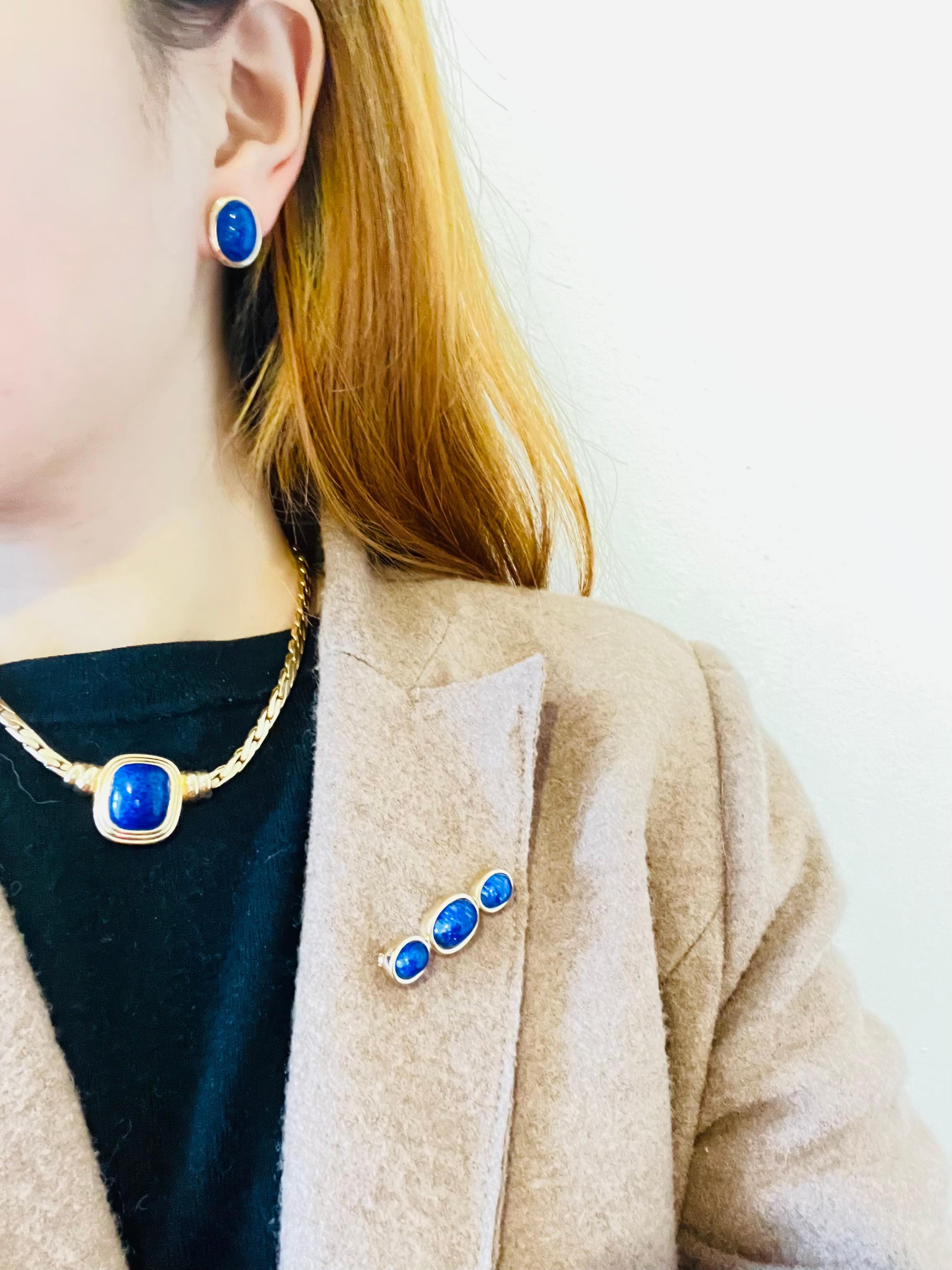 Christian Dior, collier vintage rectangulaire à pendentif en or, cabochon de lapis bleu marine, années 1980 Pour femmes en vente