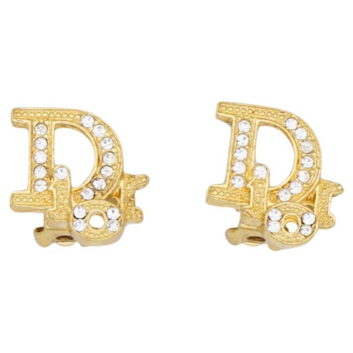 Christian Dior Vintage 1980s Oblique Classic Iconic Monogram Logo Crystals Clip Earrings, Gold Plated

Very excellent condition. 100% Genuine.

A very beautiful pair of earrings by DIOR, signed at the back. Rare to find.

Size: 1.4*1.3 cm.

Weight: