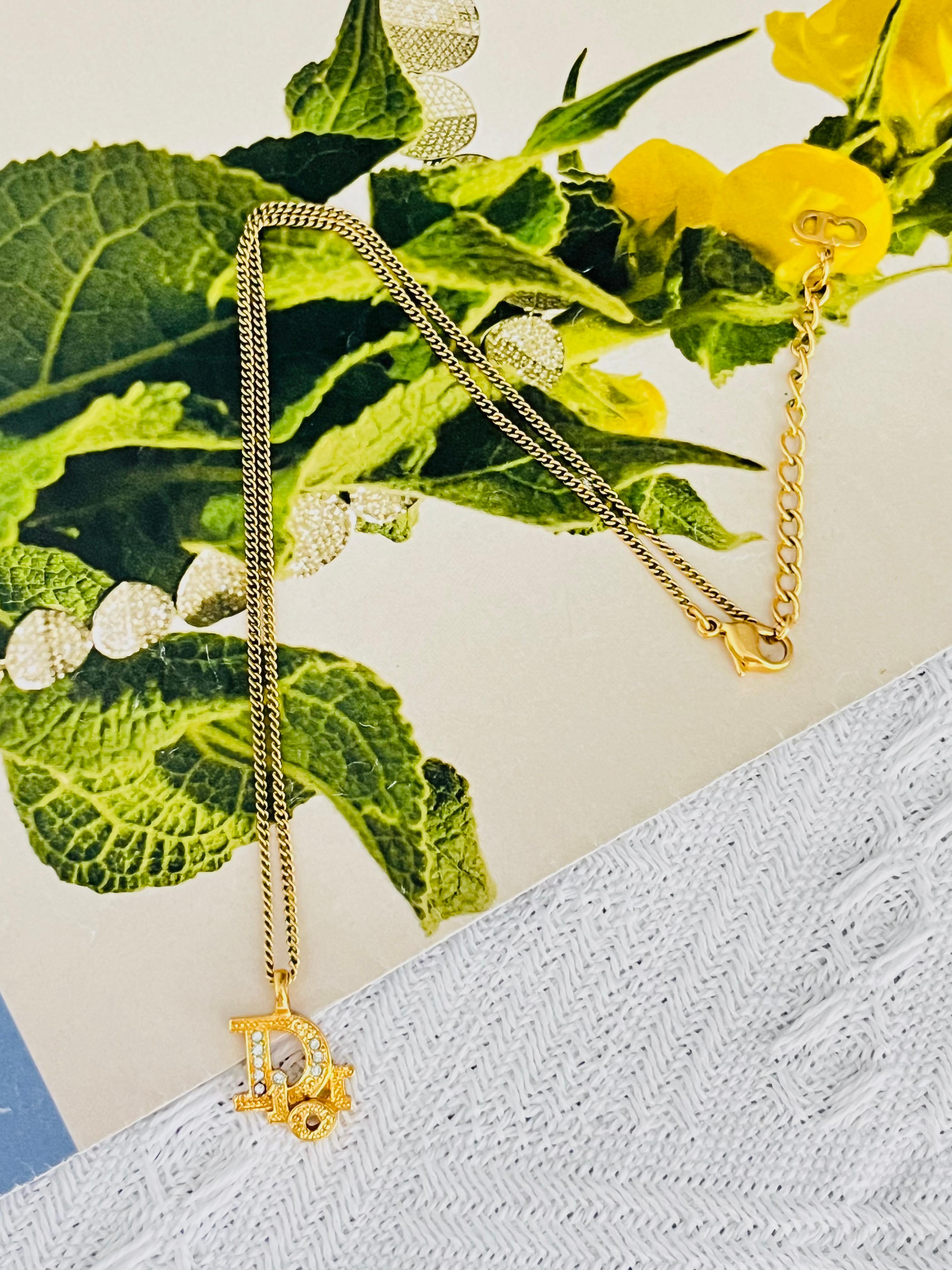 Christian Dior Vintage 1980s Schräges Monogramm Logo Kristalle Anhänger Halskette (Art déco) im Angebot