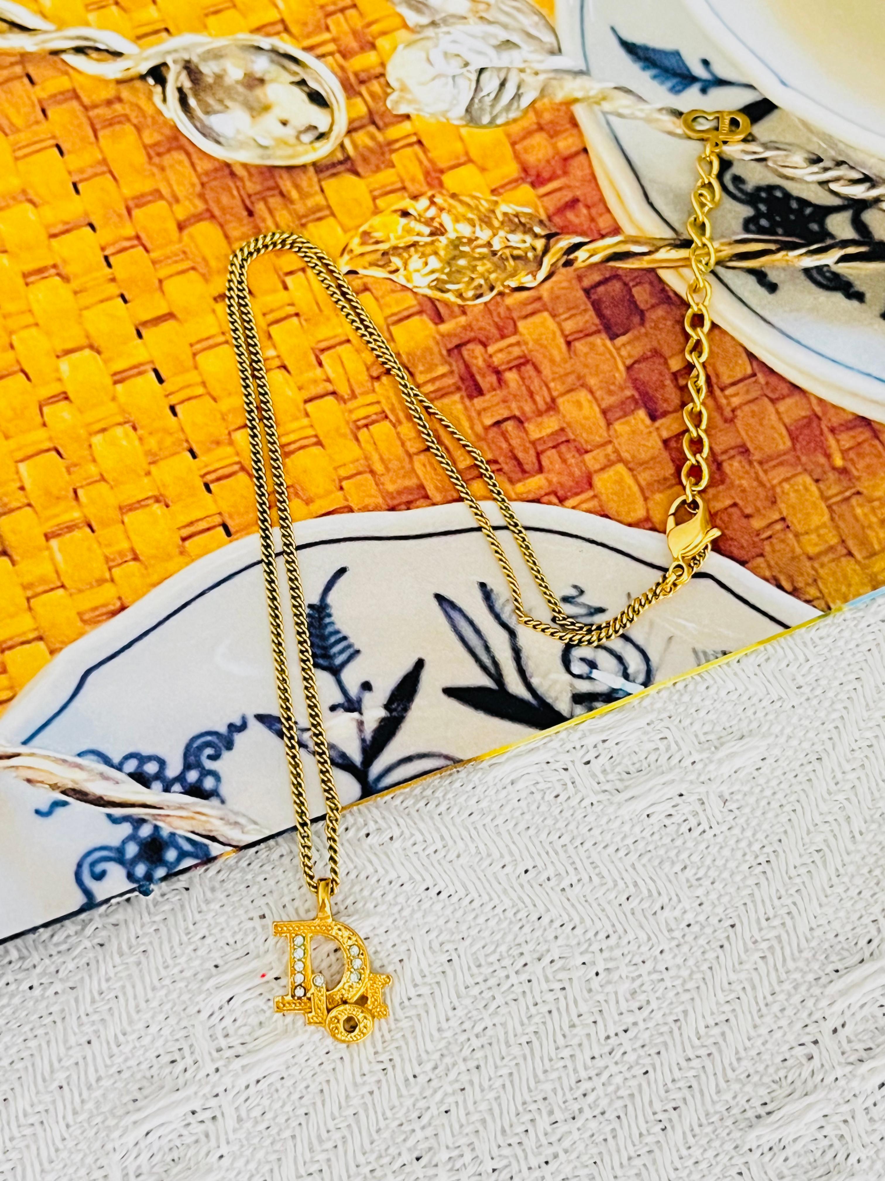 Christian Dior Vintage 1980s Schräges Monogramm Logo Kristalle Anhänger Halskette im Zustand „Gut“ im Angebot in Wokingham, England