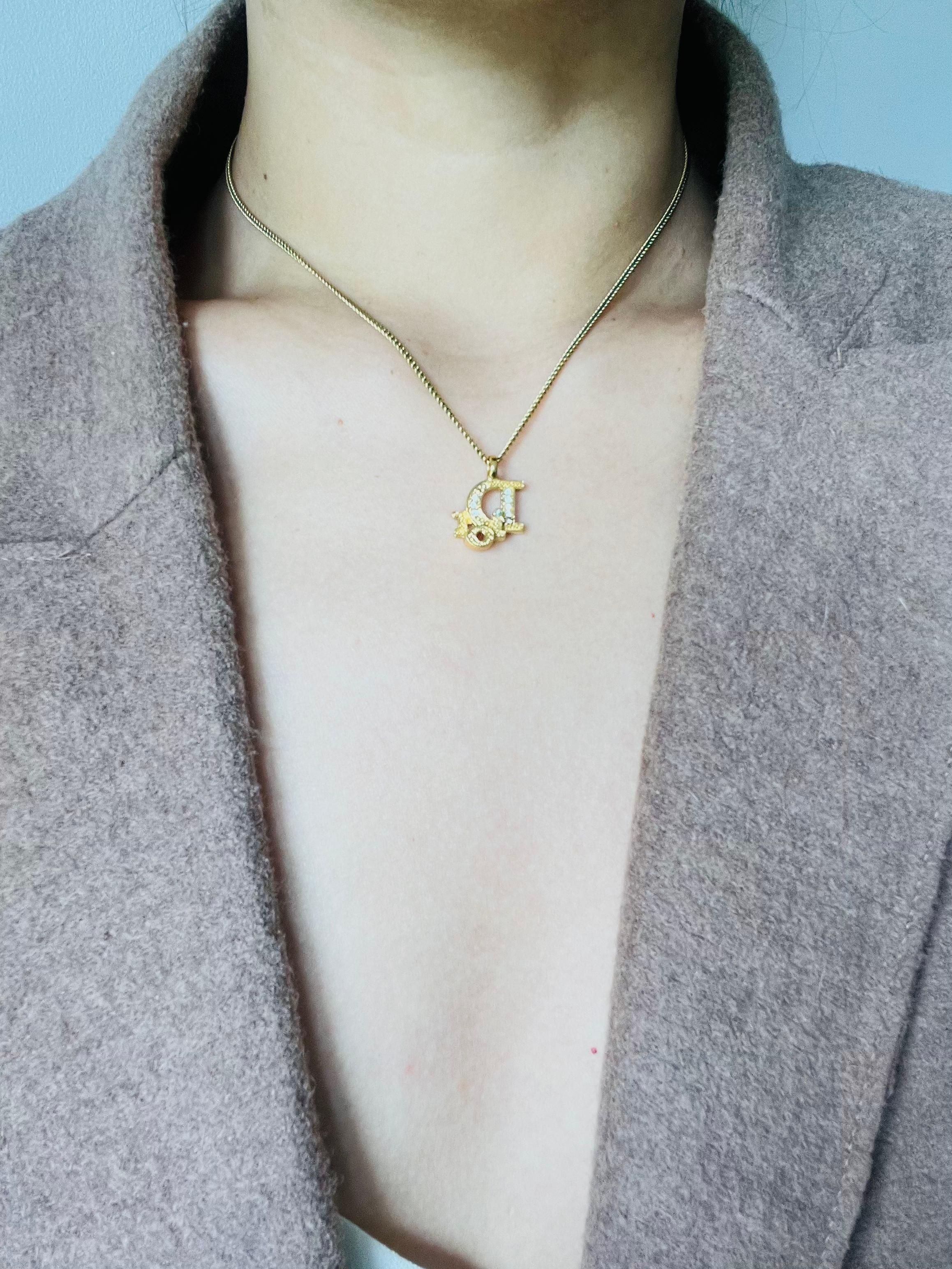 Christian Dior Vintage 1980s Schräges Monogramm Logo Kristalle Anhänger Halskette für Damen oder Herren im Angebot