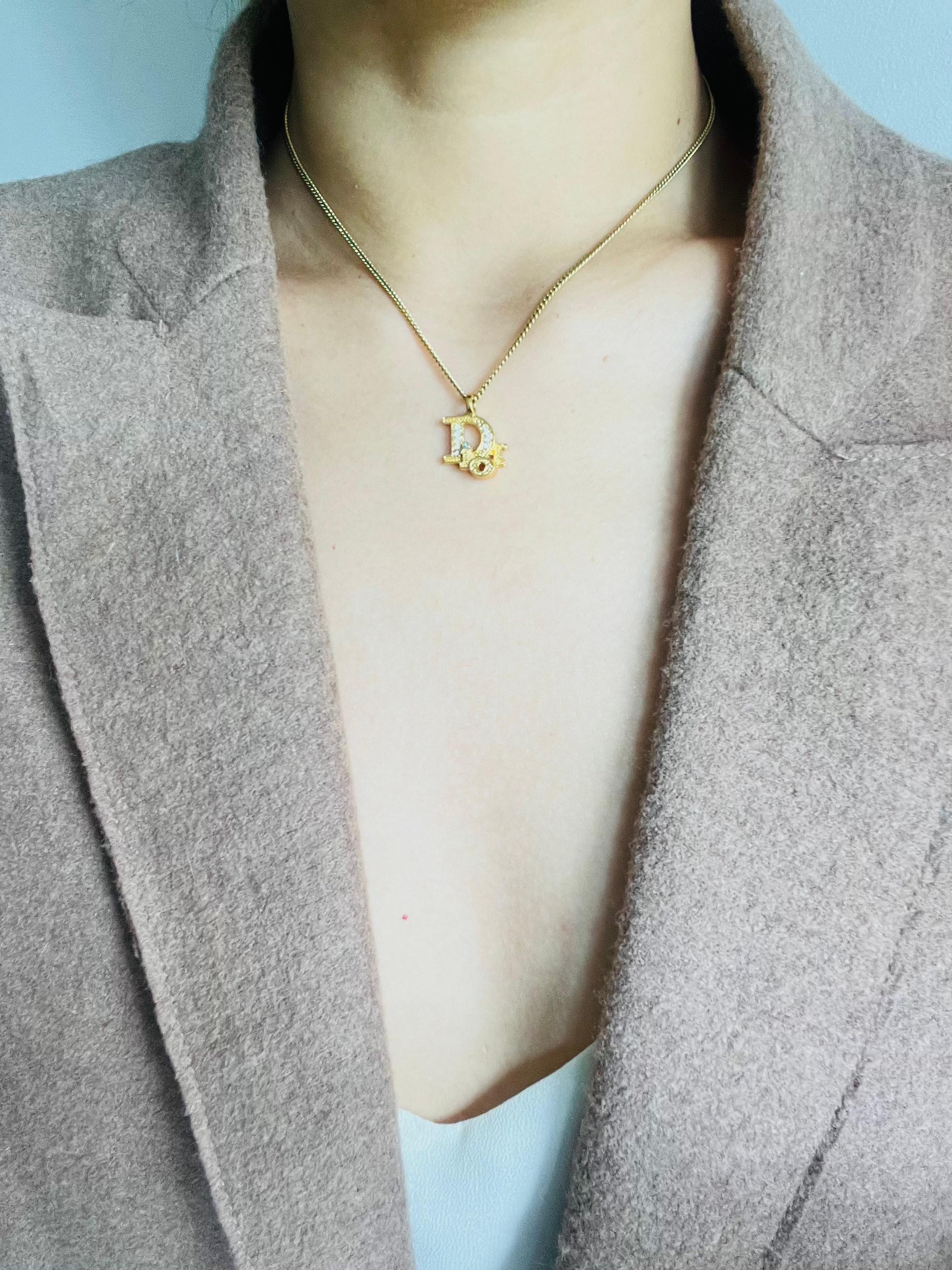 Christian Dior Vintage 1980s Schräges Monogramm Logo Kristalle Anhänger Halskette im Angebot 1