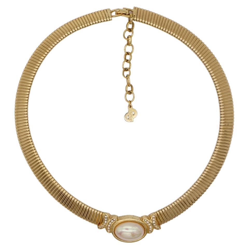 Very excellent condition. Marked 'Chr.Dior (C) '. 100% Genuine. 

This pieces dates to the 1980s and features a broad timeless omega style collar set with a pearl embellished oval motif. Chain is elastic.

Materials: Gold Plated metal, faux pearl,