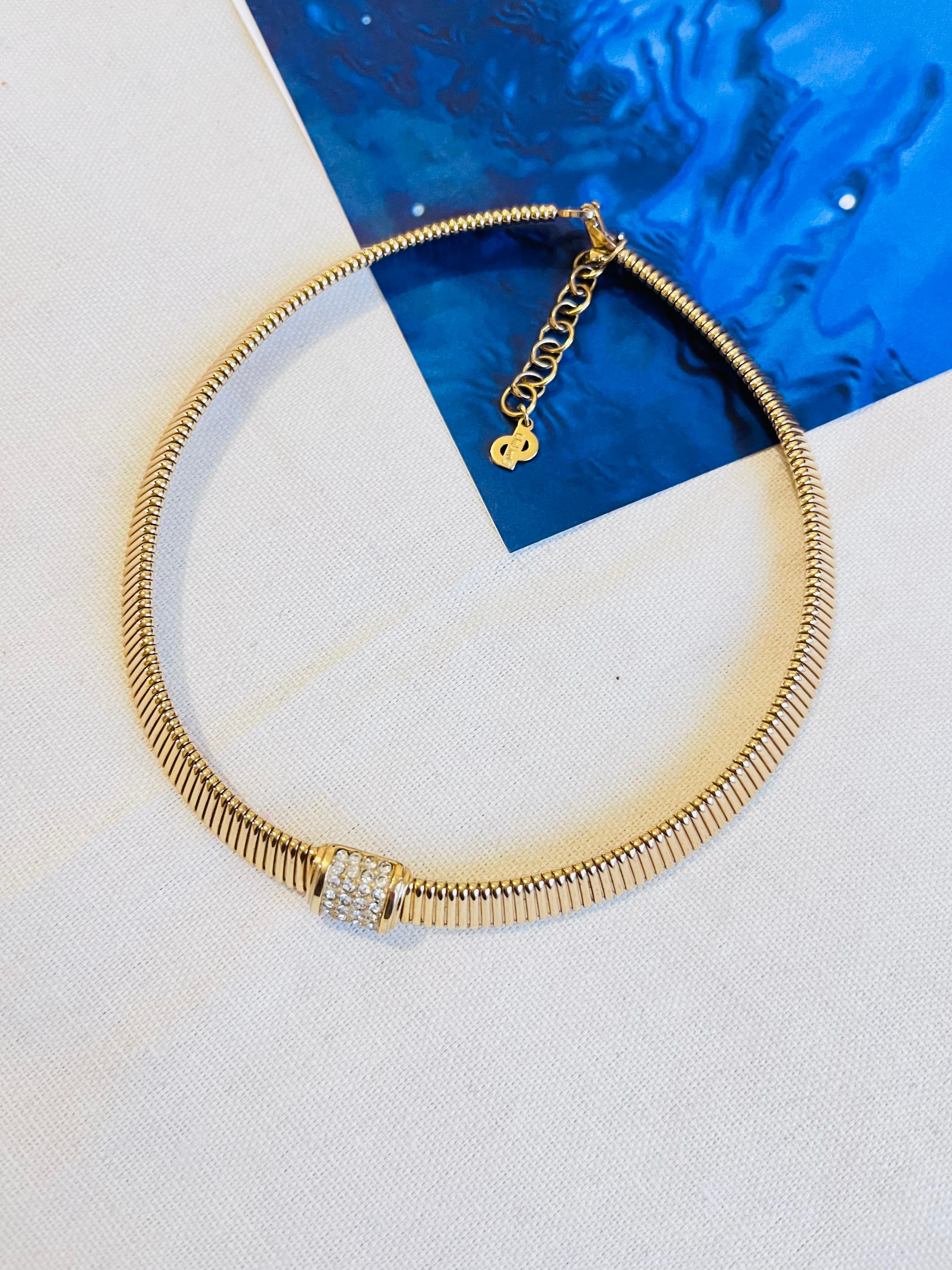 Very excellent condition. Without damage or noteworthy wear.

Marked 'Chr.Dior (C) '. 100% Genuine.

This pieces dates to the 1980s and features a broad timeless omega style collar set with a crystal embellished square motif. Chain is elastic.