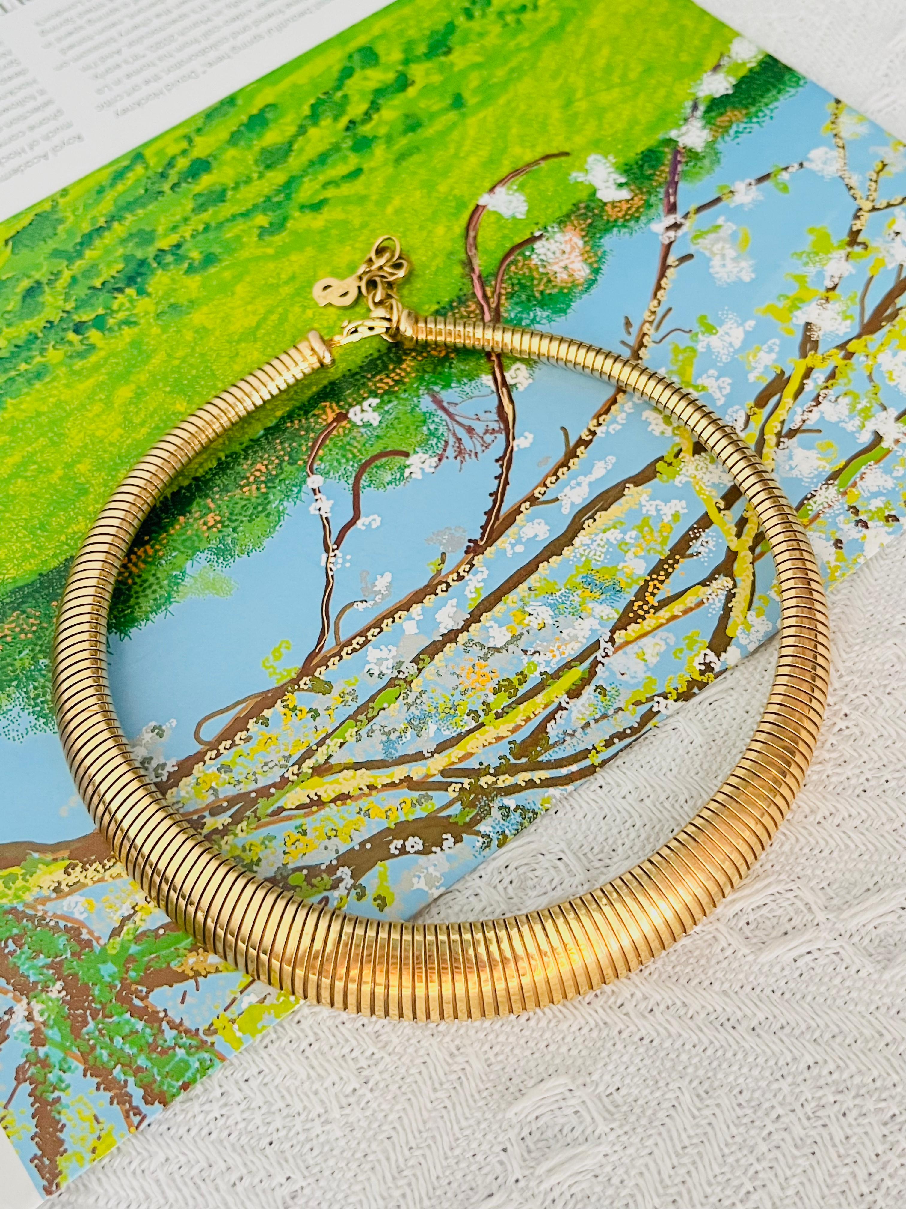 Christian Dior Vintage 1980s Unisex Classic Iconic Omega Ribbed Adjustable Snake Collar Choker Modernist Necklace, Gold Plated

Very good condition. Maybe light scratches or colour loss, barely noticeable. 100% Genuine.

Crafted from polished gold