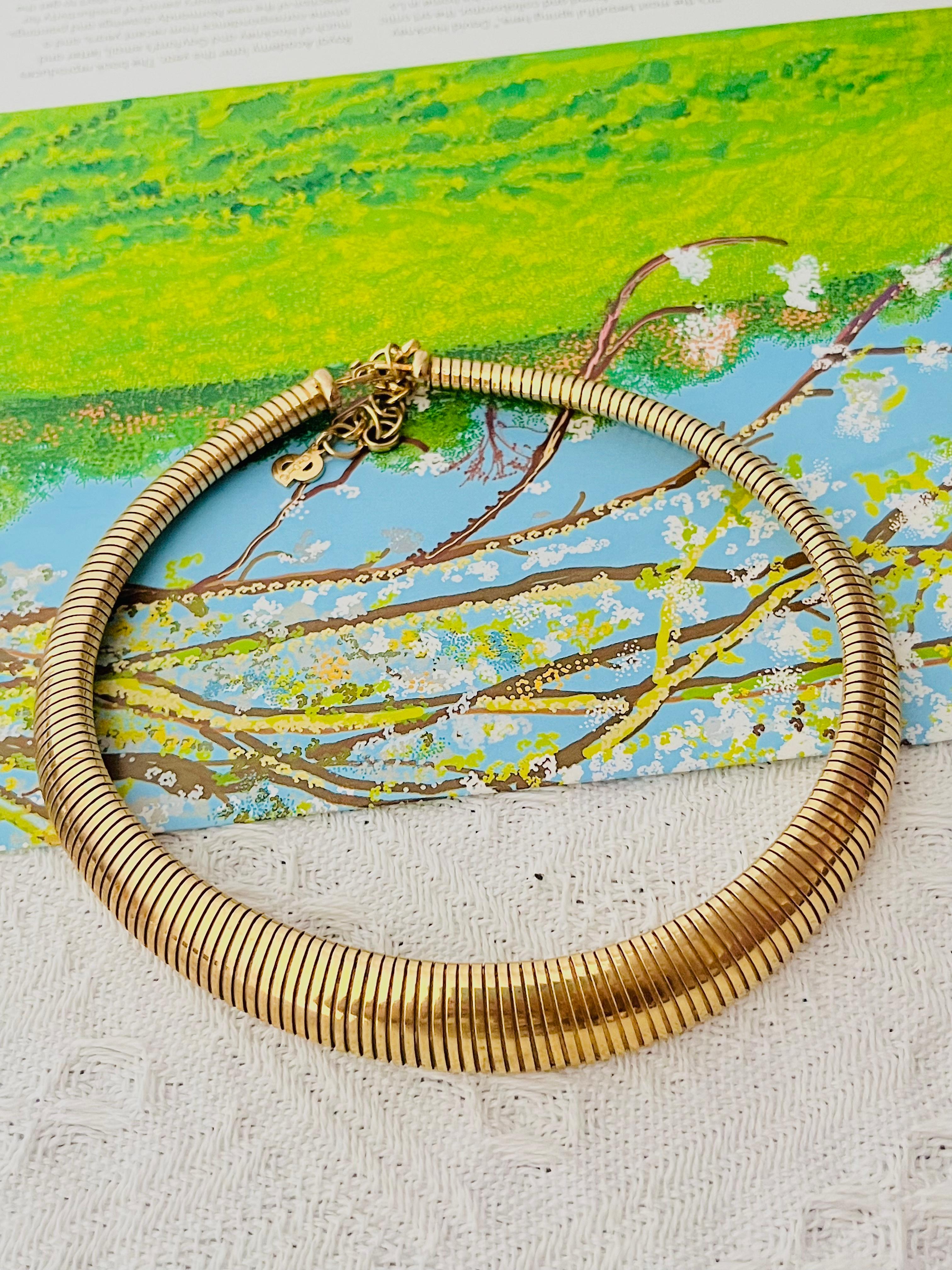 Art Deco Christian Dior Vintage 1980s Omega Ribbed Adjustable Snake Choker Gold Necklace For Sale