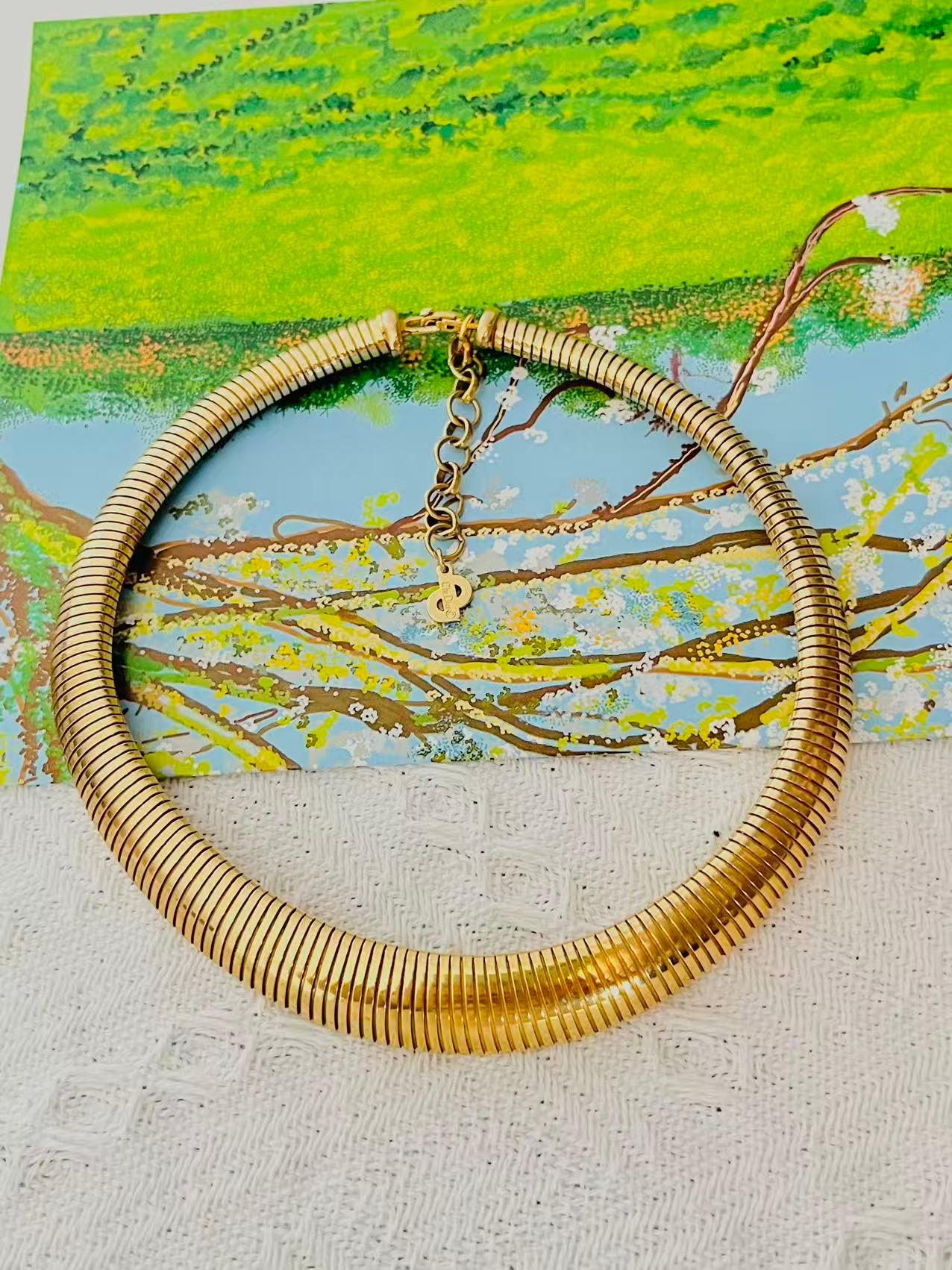 Christian Dior Vintage 1980s Omega Ribbed Adjustable Snake Choker Gold Necklace In Good Condition For Sale In Wokingham, England