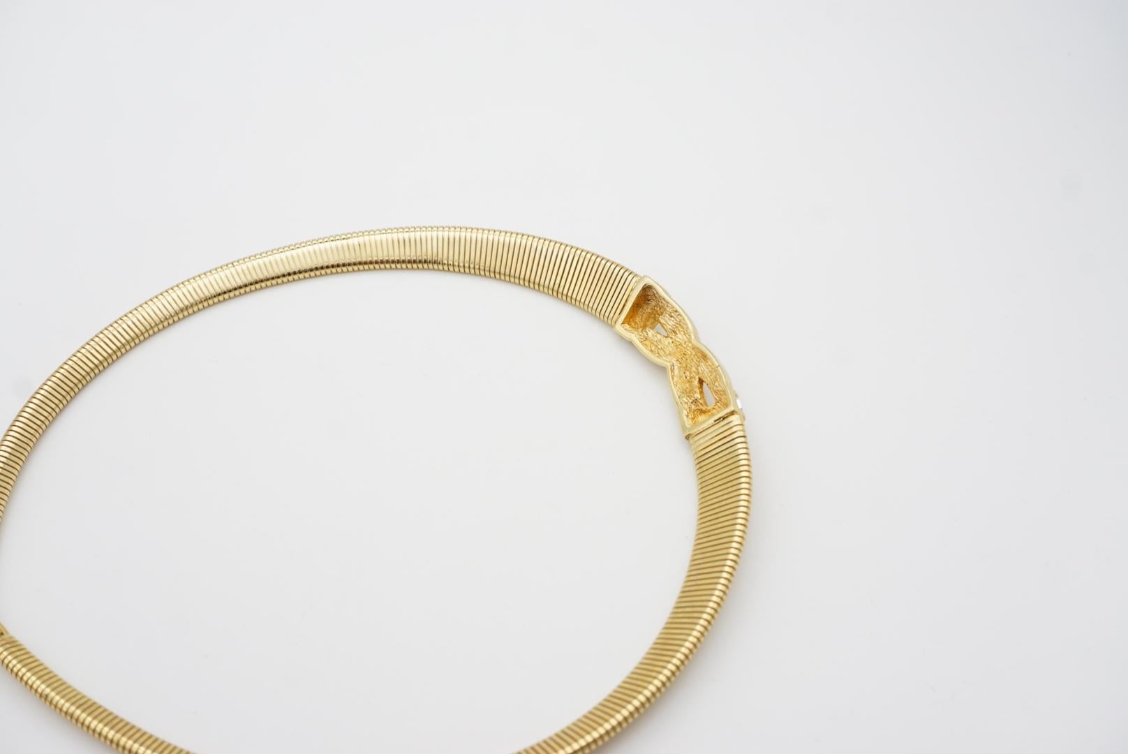 Christian Dior Vintage 1980s Omega Ribbed Interlock Crystal Collar Gold Necklace For Sale 2