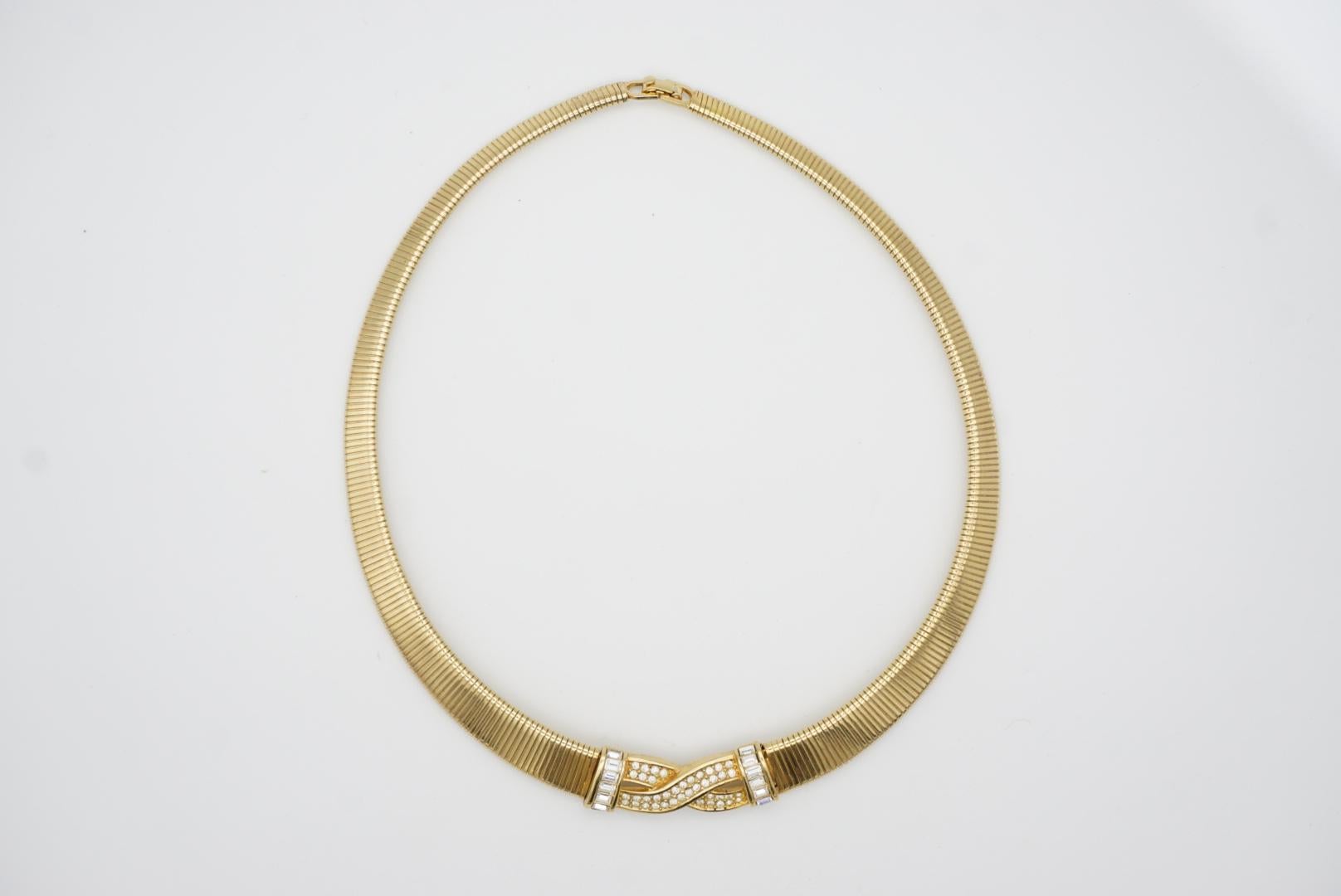 Christian Dior Vintage 1980s Omega Ribbed Interlock Crystal Collar Gold Necklace In Excellent Condition For Sale In Wokingham, England