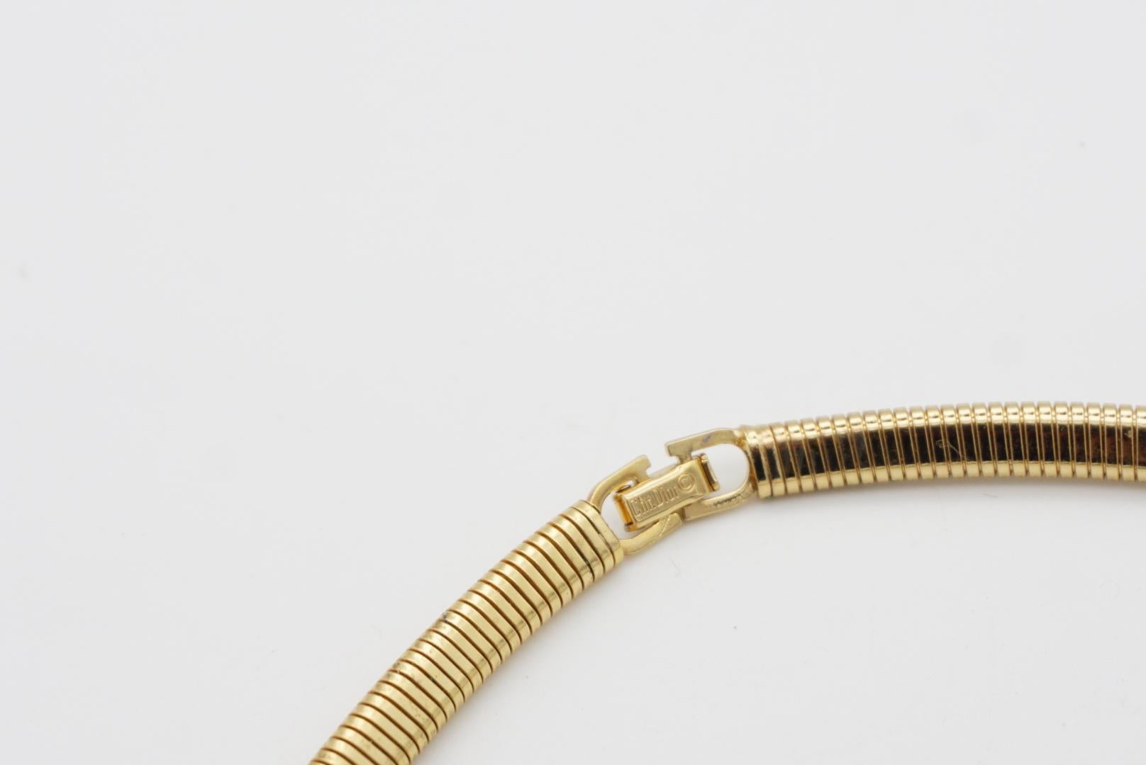 Christian Dior Vintage 1980s Omega Ribbed Interlock Crystal Collar Gold Necklace For Sale 1