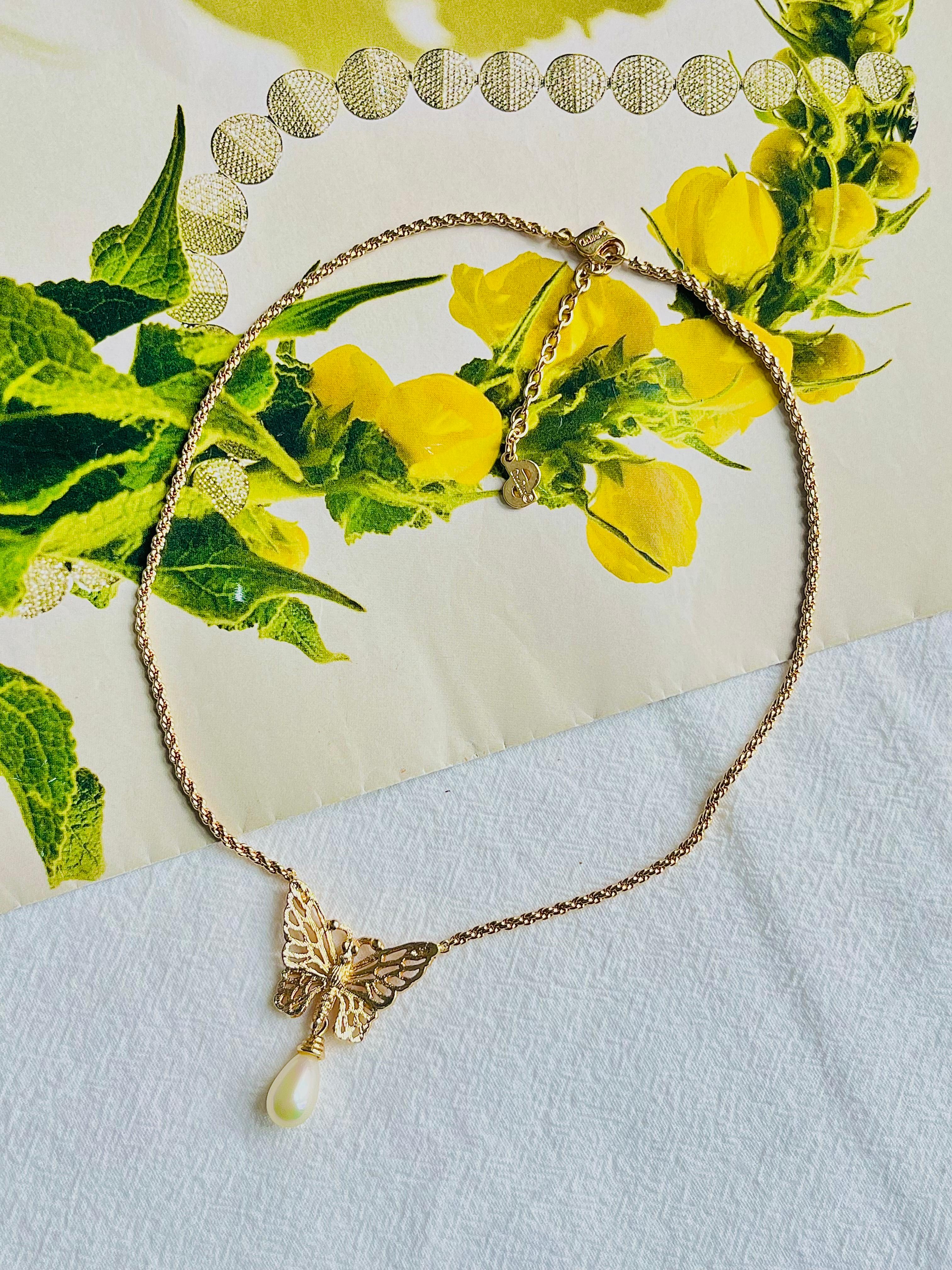 Christian Dior Vintage 1980er Jahre durchbrochene Schmetterlings-Halskette mit weißen Wassertropfenperlen im Zustand „Hervorragend“ im Angebot in Wokingham, England