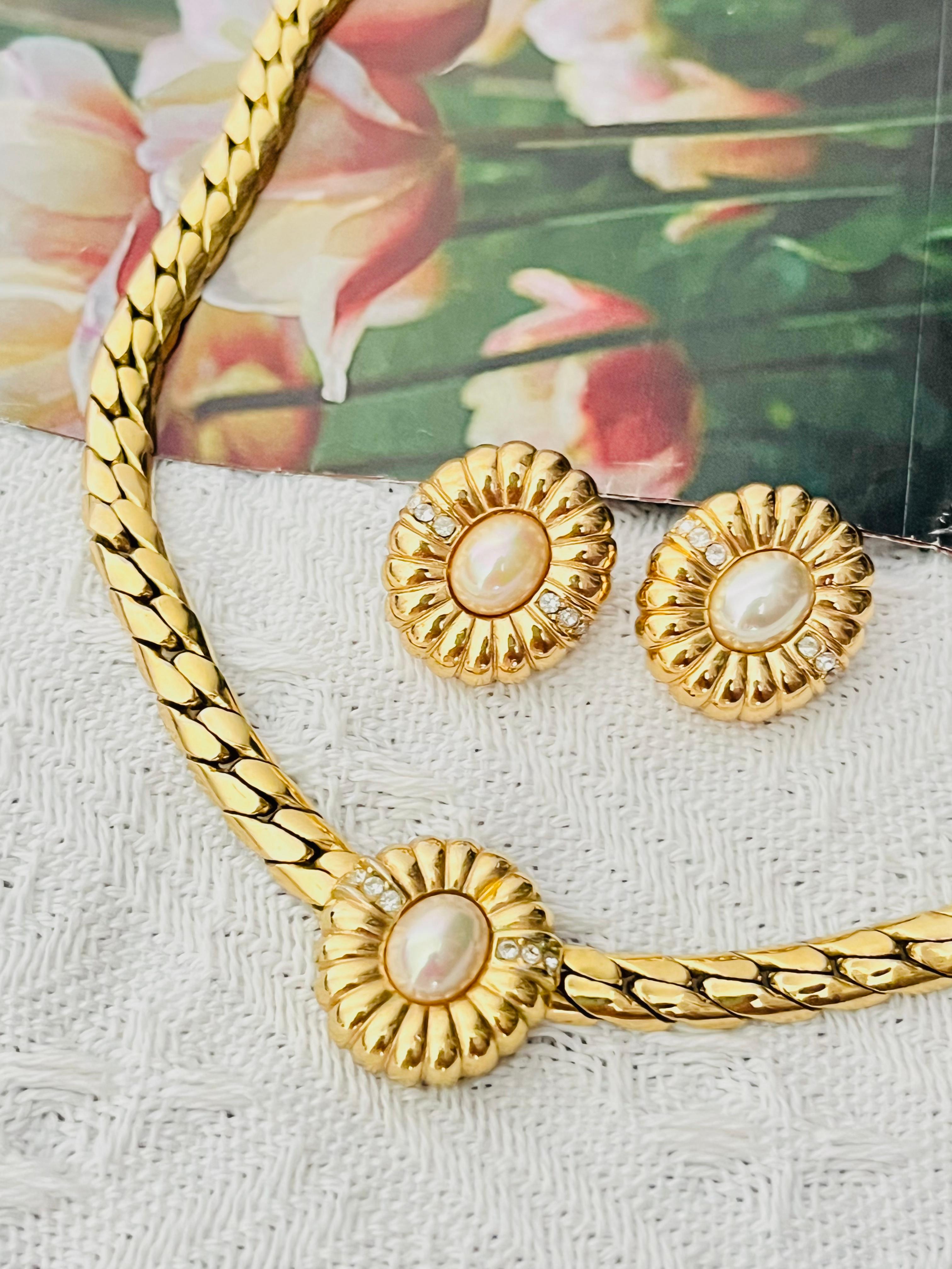 Christian Dior Vintage 1980s White Oval Flower Sunburst White Oval Pearls Crystals Pendant Gift Set Elegant Necklace Pierced Earrings, Gold Tone

Very good condition. Not any stones lost. Light scratches or colour loss, barely noticeable. 100%