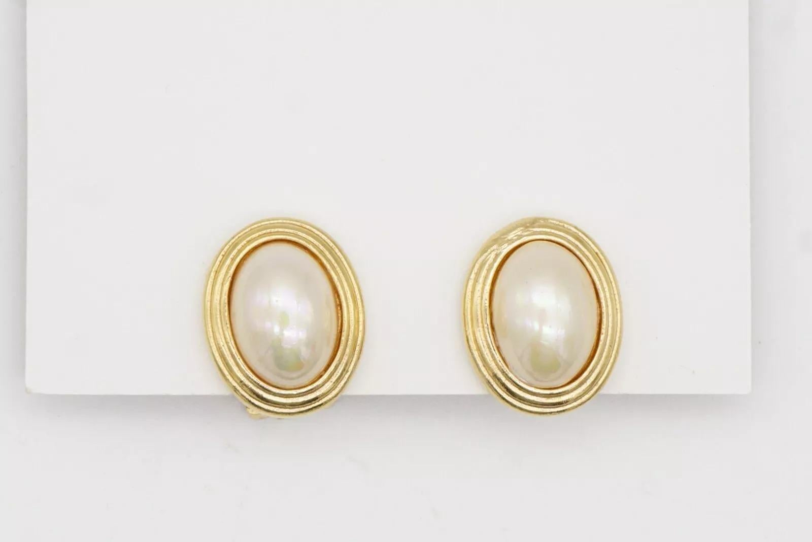 Christian Dior Vintage 1980s Oval Large White Pearl Retro Elegant Clip Earrings For Sale 4