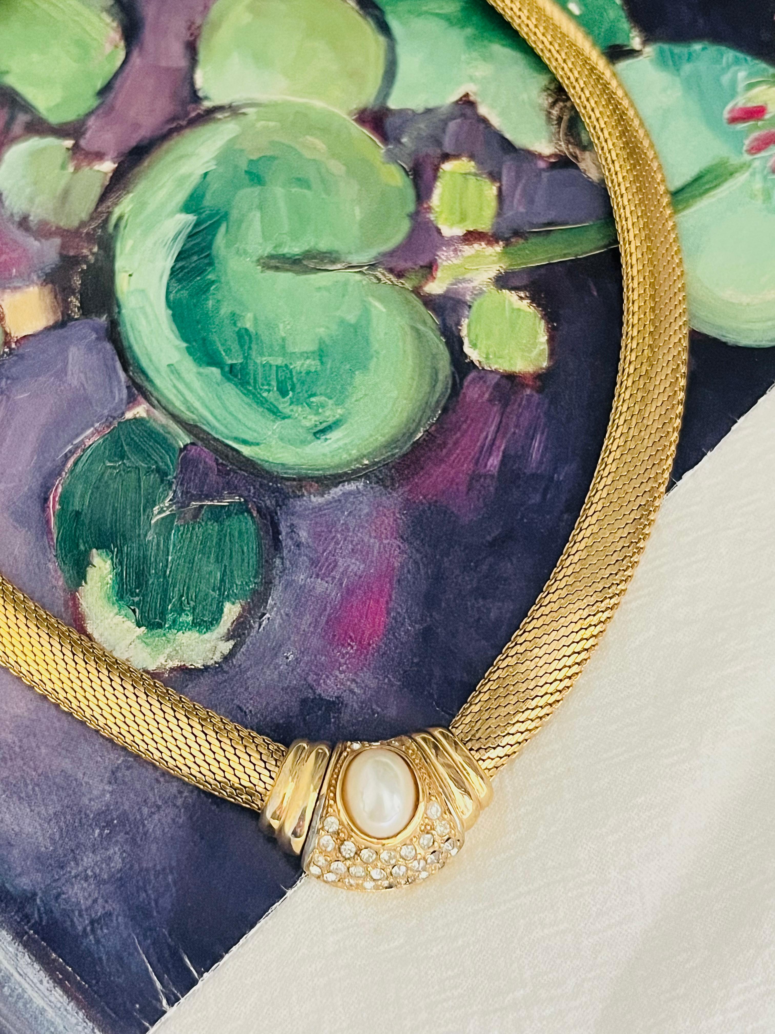 Art Déco Christian Dior Vintage anni '80 Collana ovale con perle, cristalli e bottoni di serpente Omega in vendita