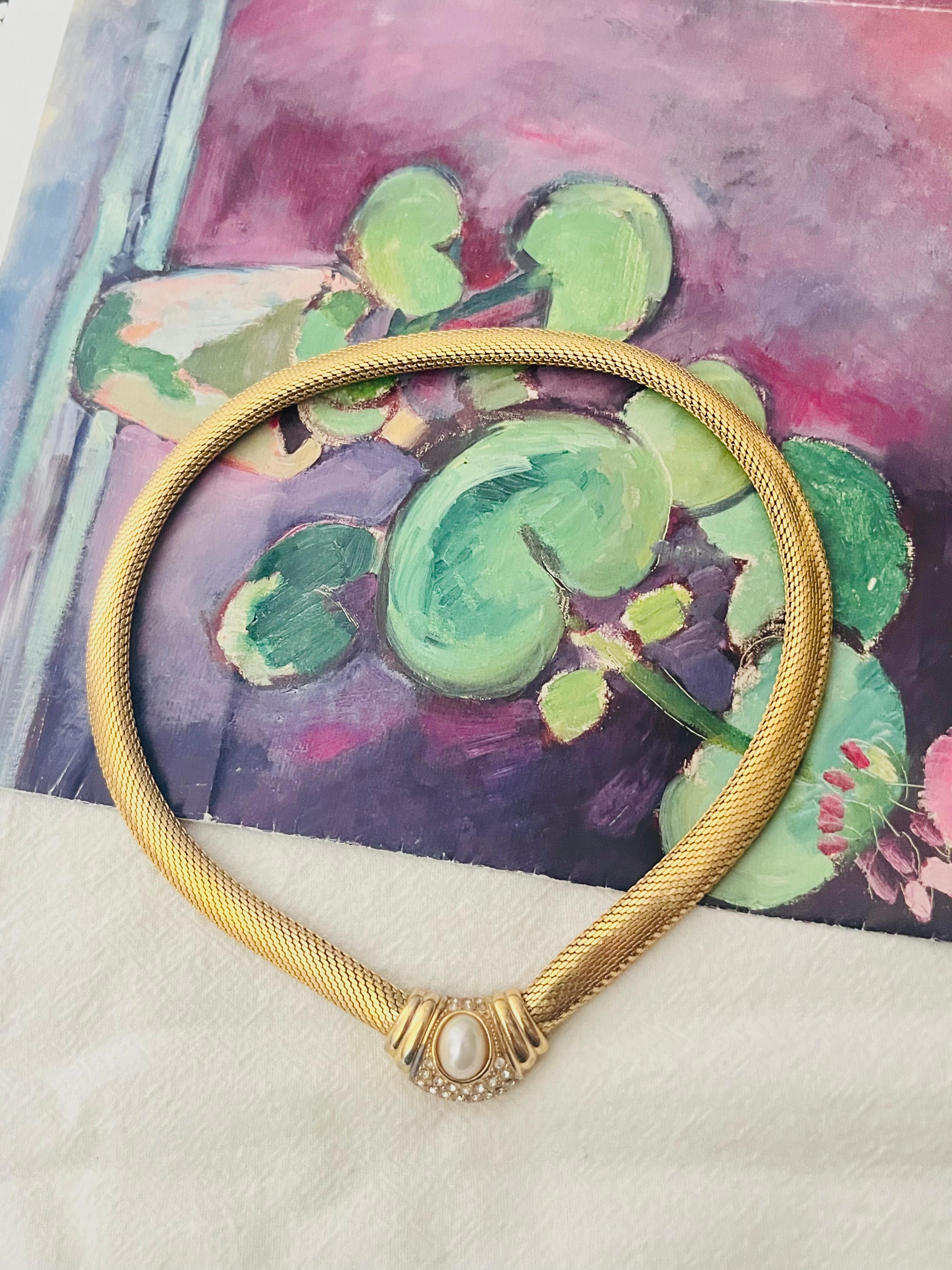 Christian Dior Vintage anni '80 Collana ovale con perle, cristalli e bottoni di serpente Omega In condizioni buone in vendita a Wokingham, England
