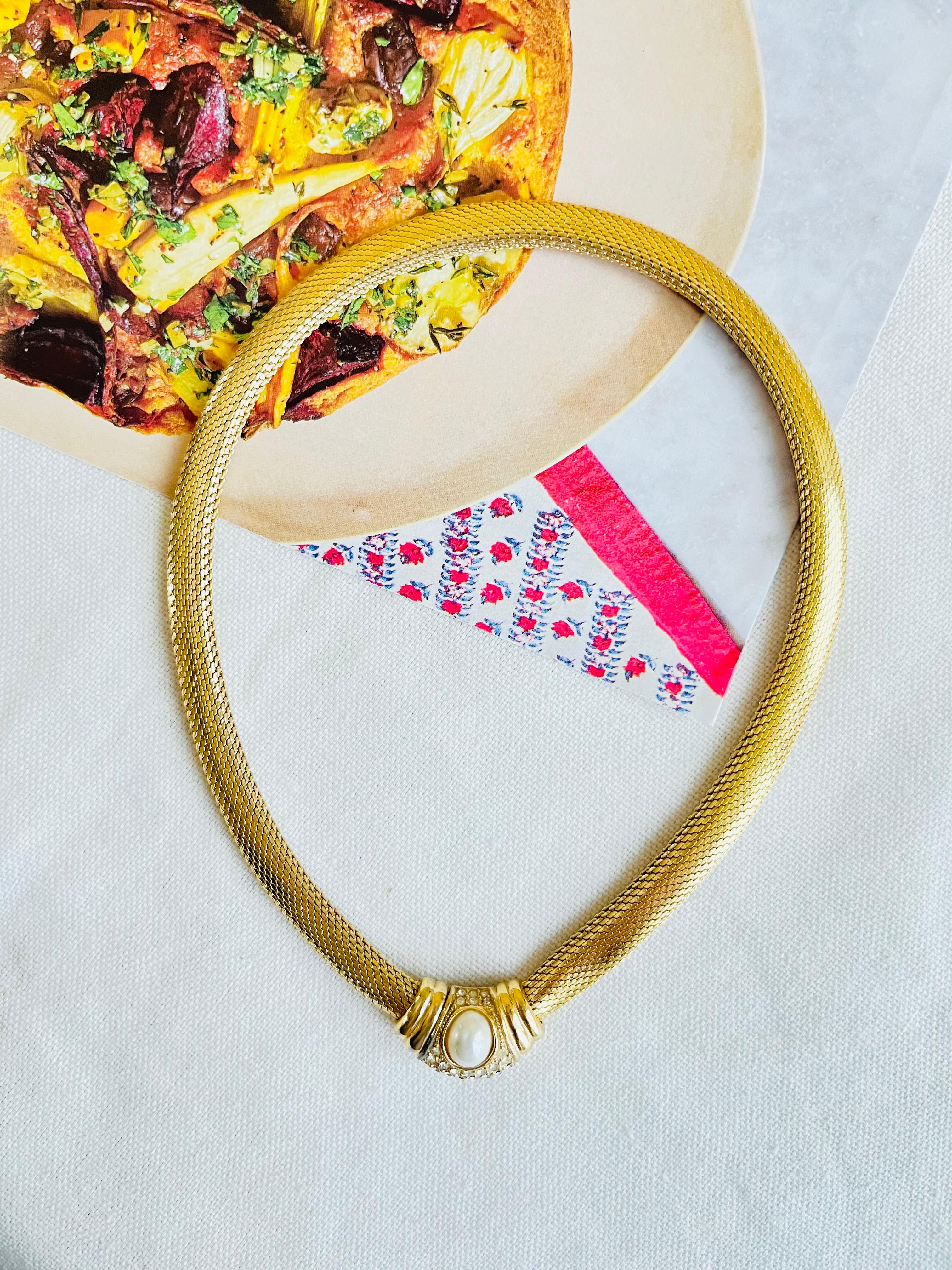Christian Dior Vintage anni '80 Collana ovale con perle, cristalli e bottoni di serpente Omega in vendita 1