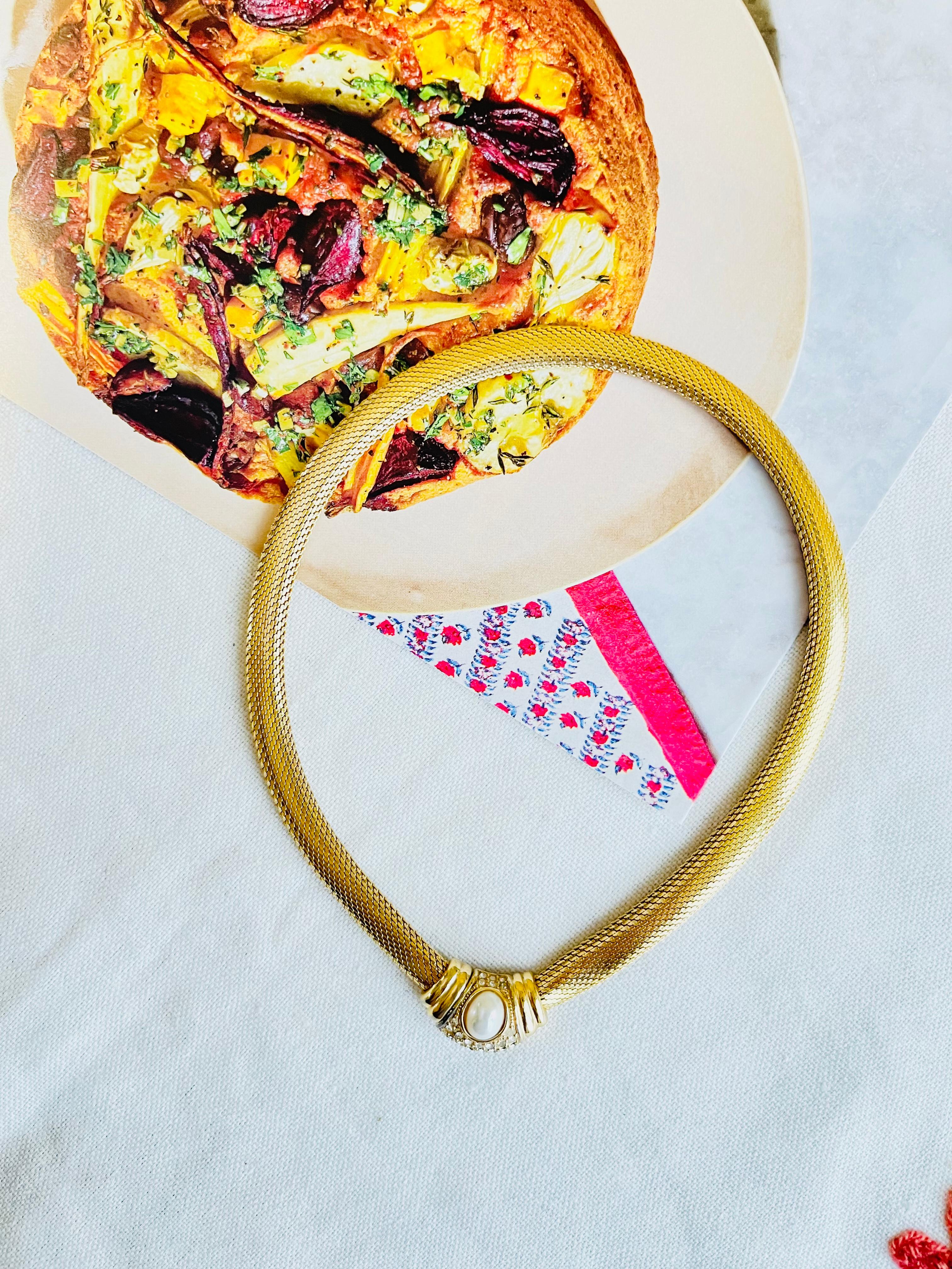 Christian Dior Vintage anni '80 Collana ovale con perle, cristalli e bottoni di serpente Omega in vendita 2