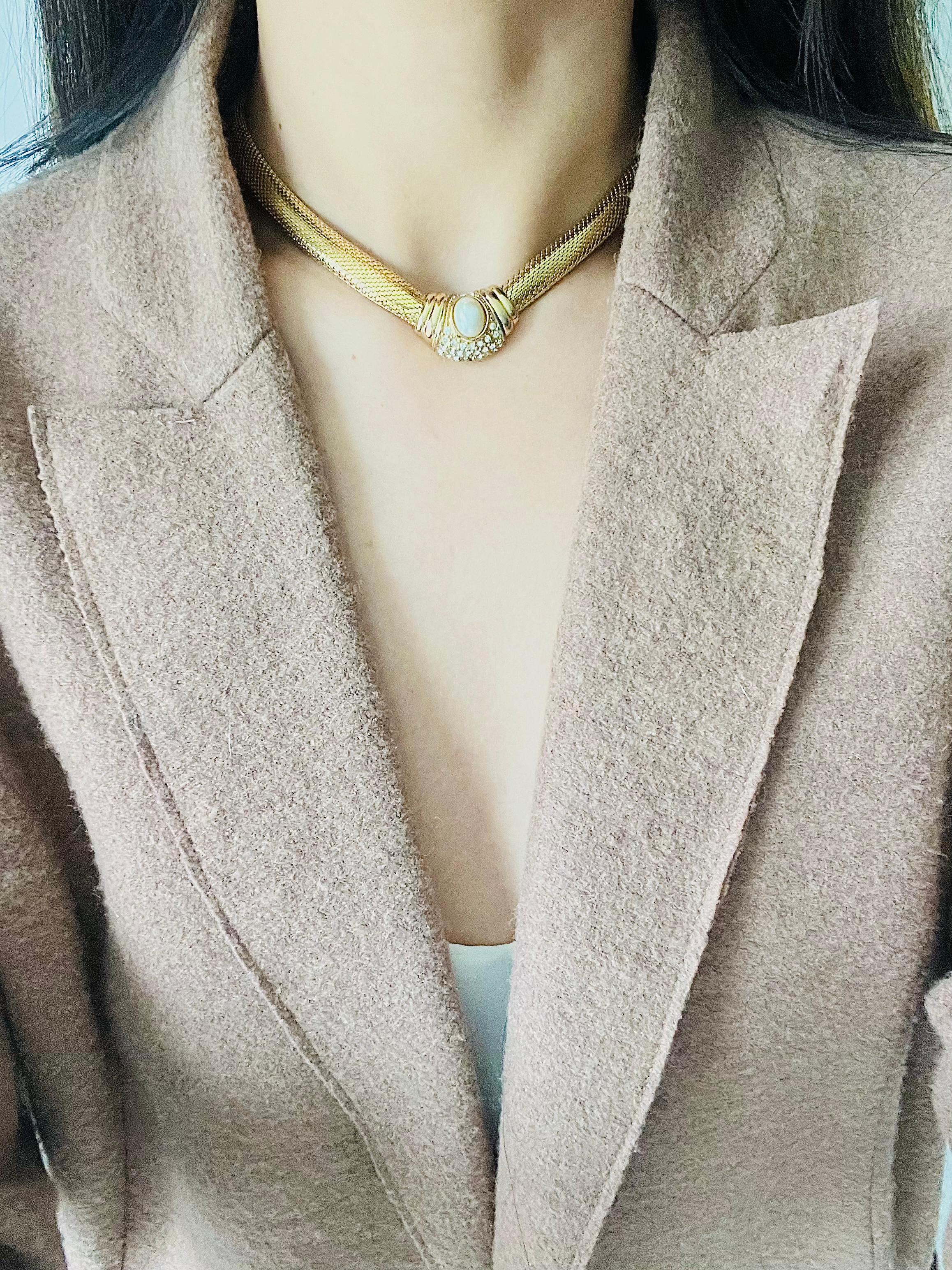 Christian Dior Vintage anni '80 Collana ovale con perle, cristalli e bottoni di serpente Omega in vendita 3