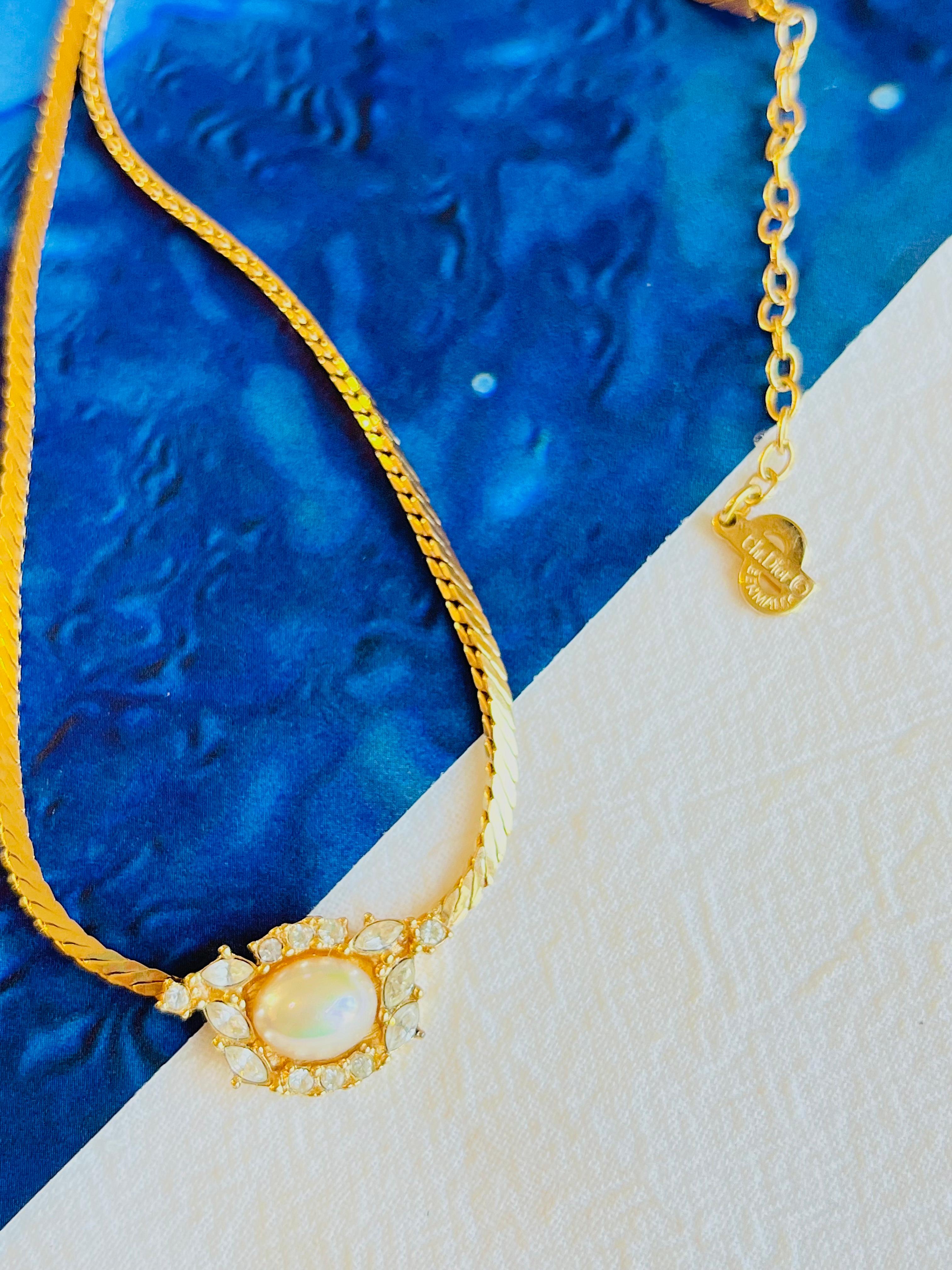 Christian Dior Vintage 1980er Jahre Oval Perle Blume Kristalle Gold Anhänger Halskette (Art déco) im Angebot