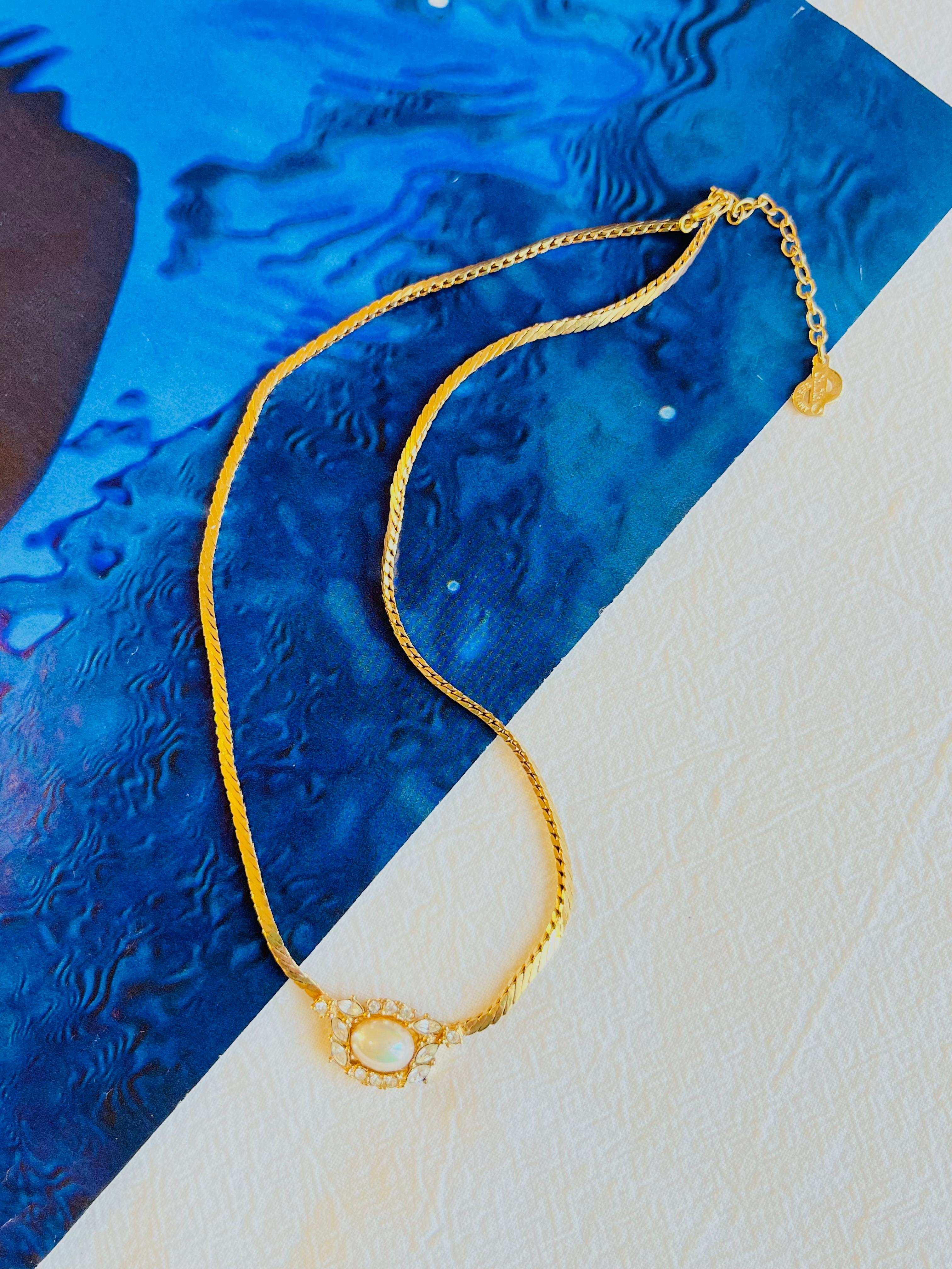 Christian Dior Vintage 1980er Jahre Oval Perle Blume Kristalle Gold Anhänger Halskette für Damen oder Herren im Angebot