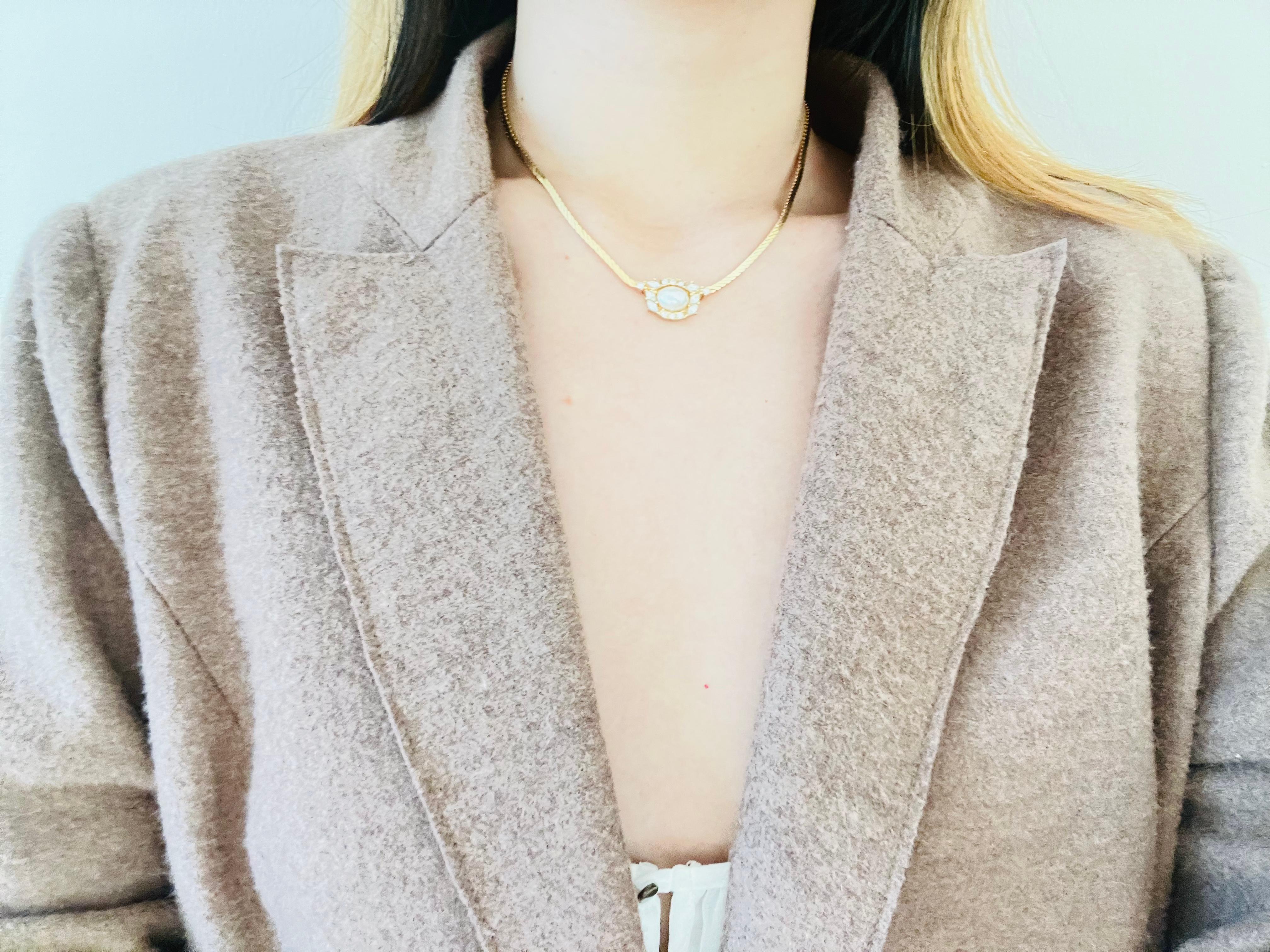 Christian Dior Vintage 1980er Jahre Oval Perle Blume Kristalle Gold Anhänger Halskette im Angebot 1