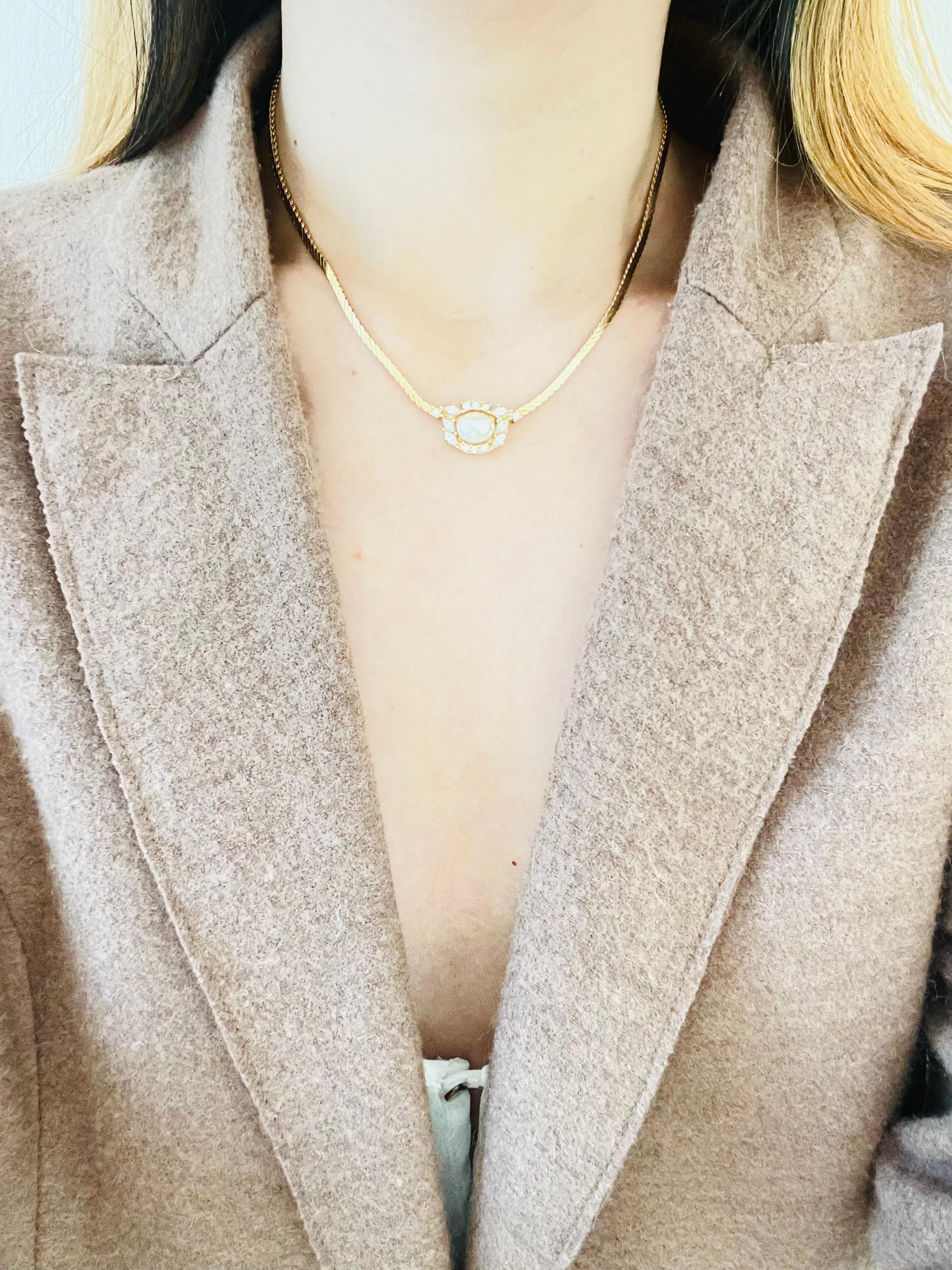Christian Dior Vintage 1980er Jahre Oval Perle Blume Kristalle Gold Anhänger Halskette im Angebot 2