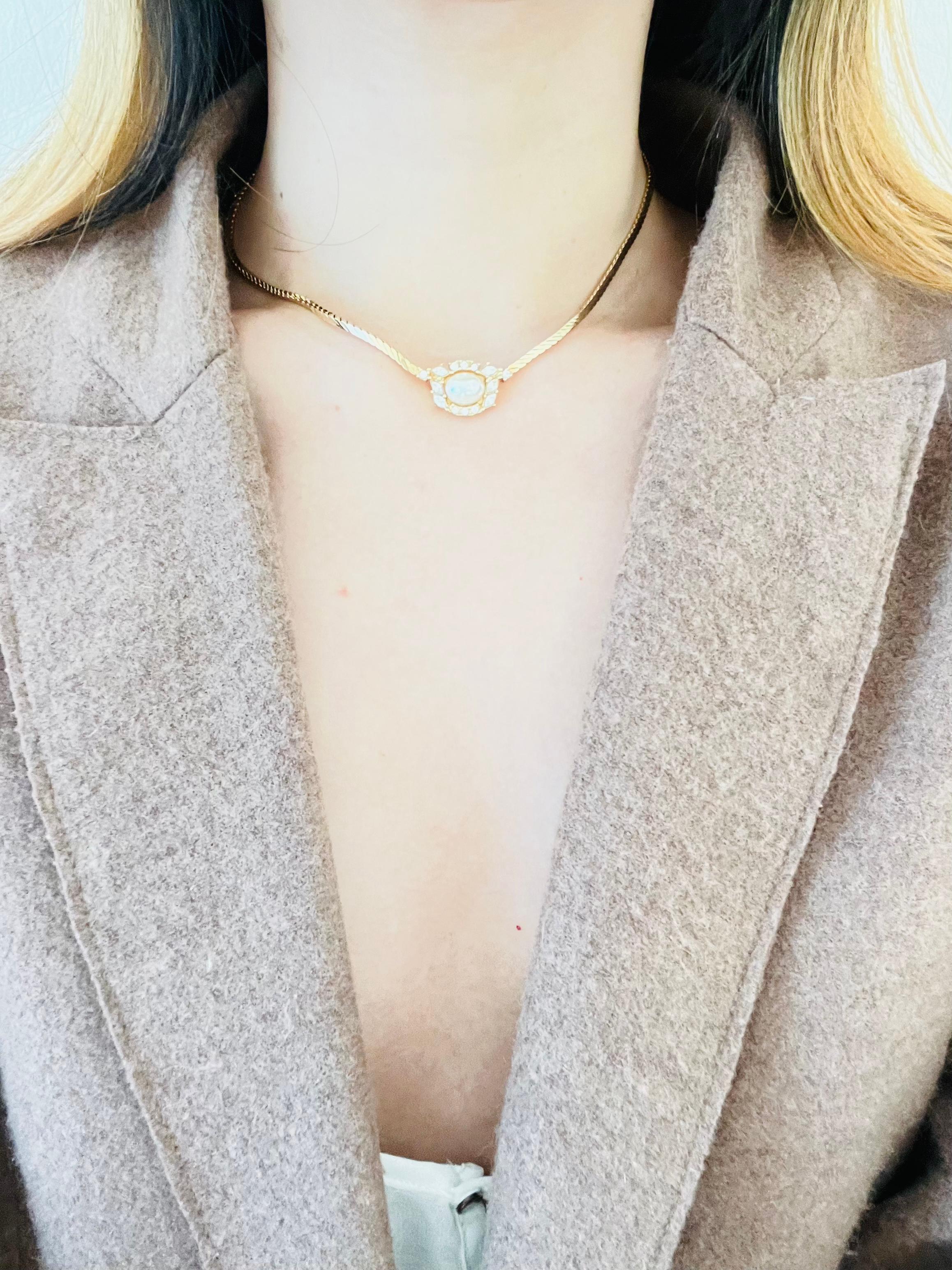 Christian Dior Vintage 1980er Jahre Oval Perle Blume Kristalle Gold Anhänger Halskette im Angebot 3