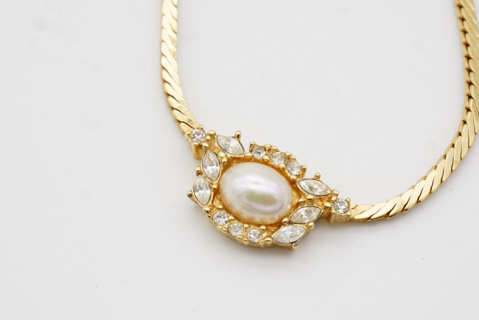 Christian Dior Vintage 1980s Oval Pearl Flower Crystals Gold Pendant Necklace For Sale 1