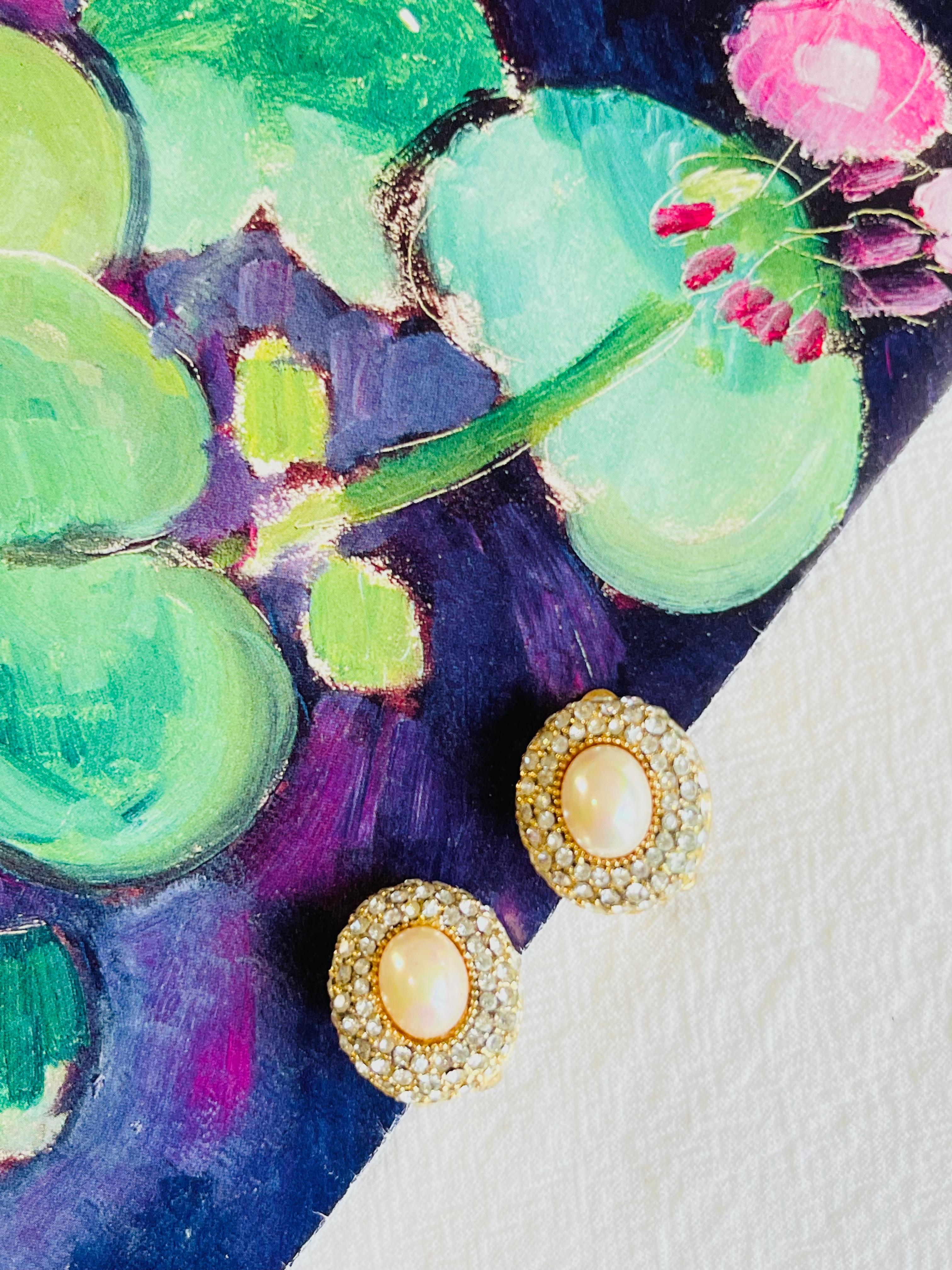 Christian Dior Vintage 1980s Oval White Pearl Shining Crystals Clip On Earrings In Good Condition For Sale In Wokingham, England