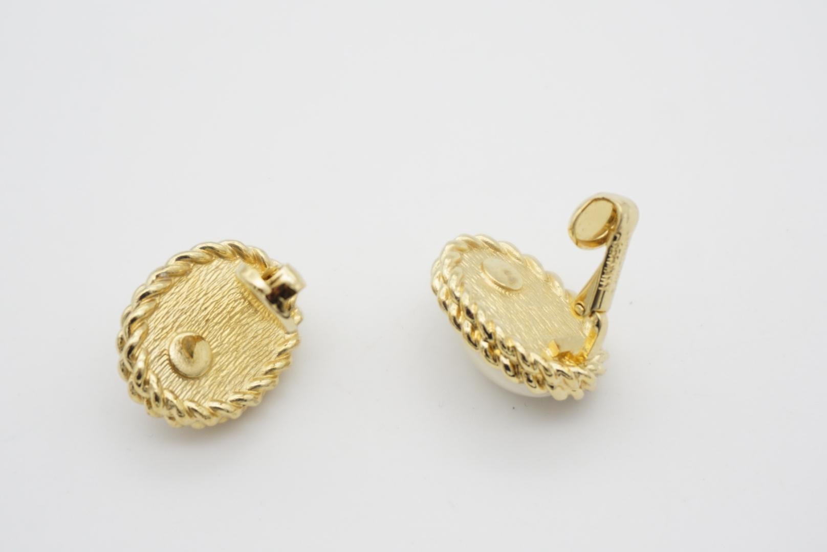 Christian Dior Vintage 1980s Oval White Pearl Swirl Twist Gold Clip On Earrings 4