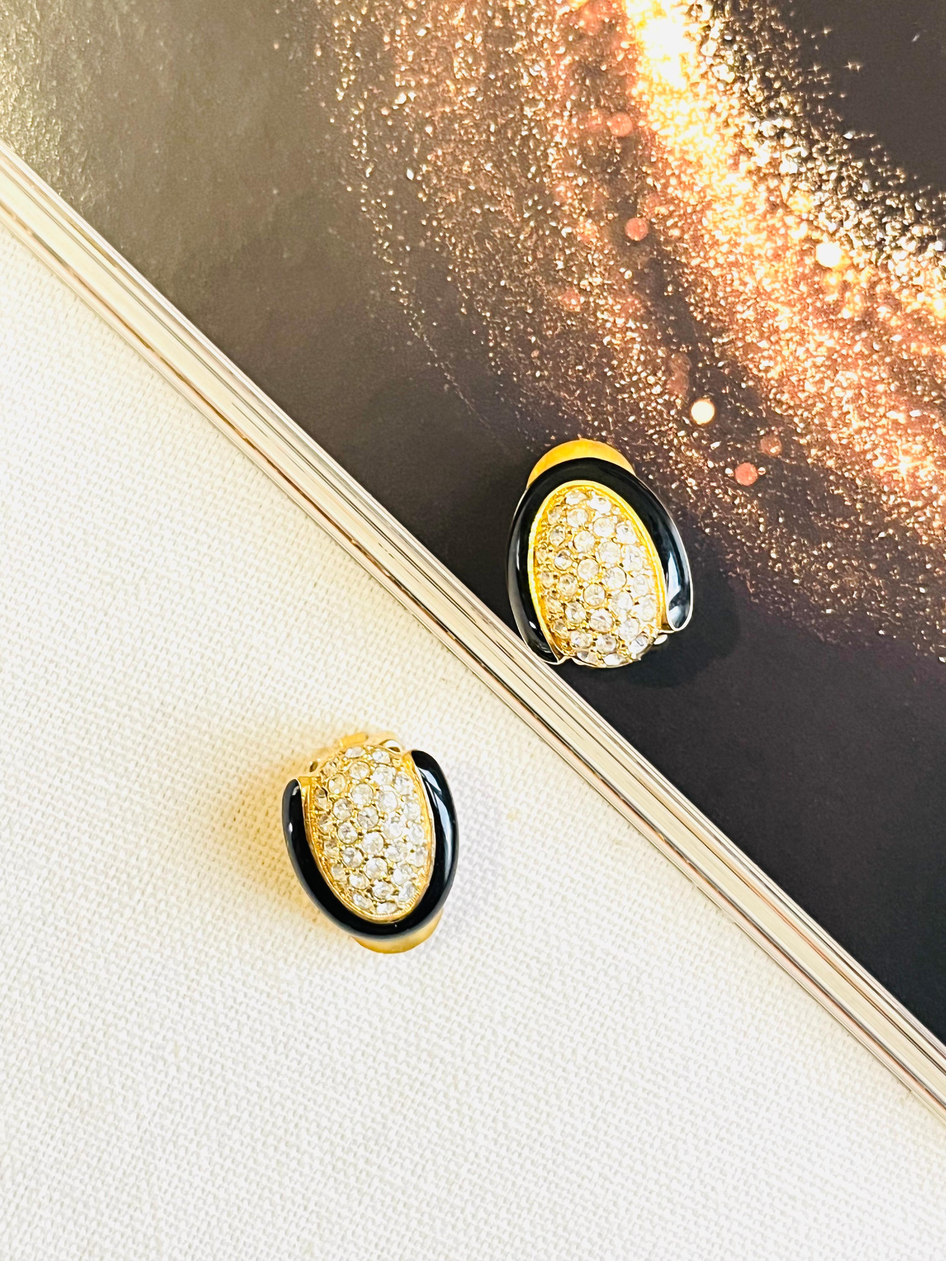 Excellent condition. Very new. 100% genuine.

A very beautiful pair of clip on earrings by Chr. DIOR, signed at the back.

Size: 1.8*1.5 cm.

Weight: 6.0 g/each.
_ _ _

Great for everyday wear. Come with velvet pouch and beautiful package.

Makes