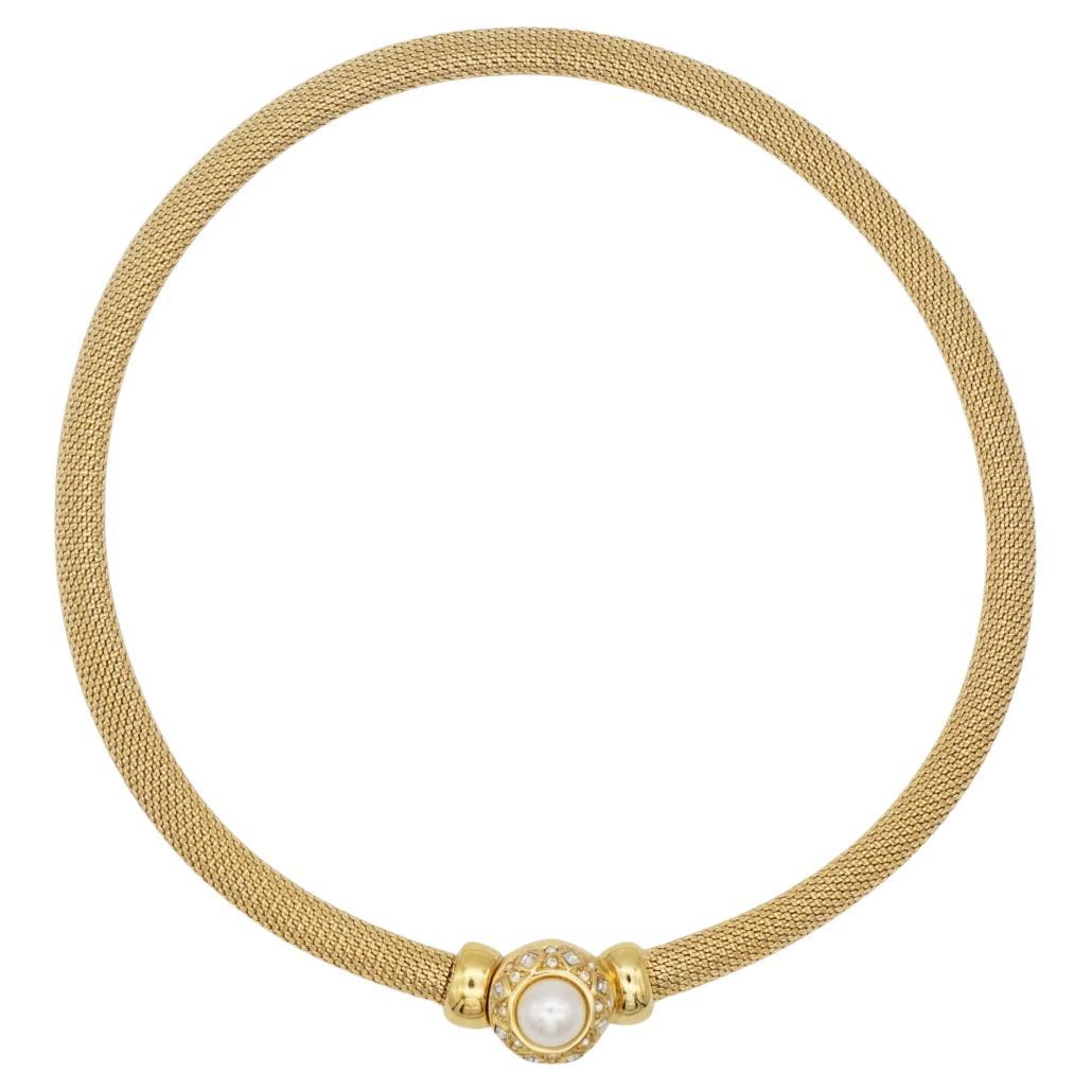 Christian Dior Vintage 1980s Weiße Perle Quadrat Runde Kristalle Anhänger Knopf Omega Schlange Mesh Choker Halskette, vergoldet

Sehr guter Zustand. Nur leichter Farbverlust in der Nähe des Innenknopfes, kaum wahrnehmbar. 

Gezeichnet 'Chr.Dior