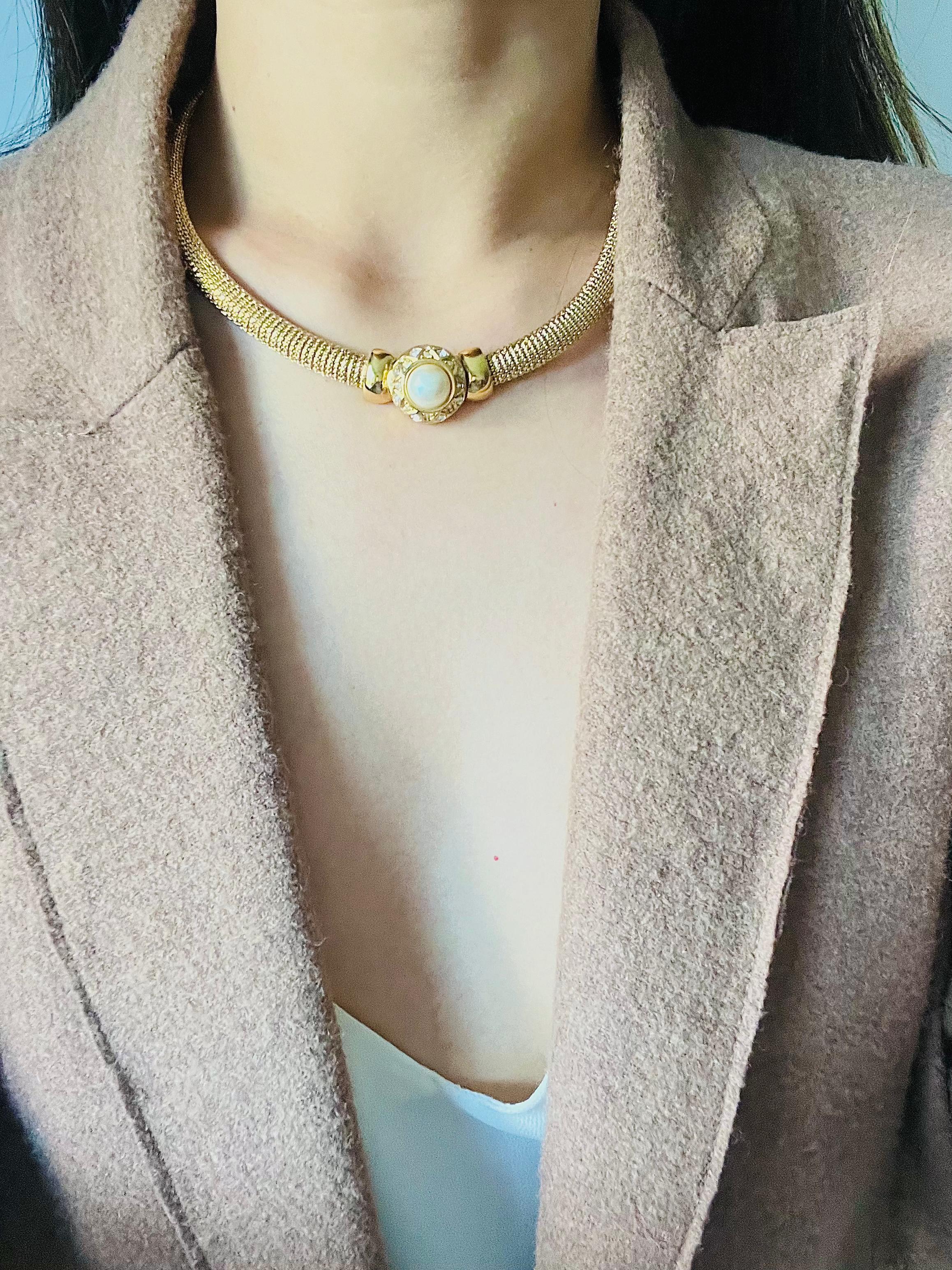 Christian Dior Vintage 1980er Jahre Perle Quadratische Kristalle Knopf Omega Mesh Halskette im Angebot 1
