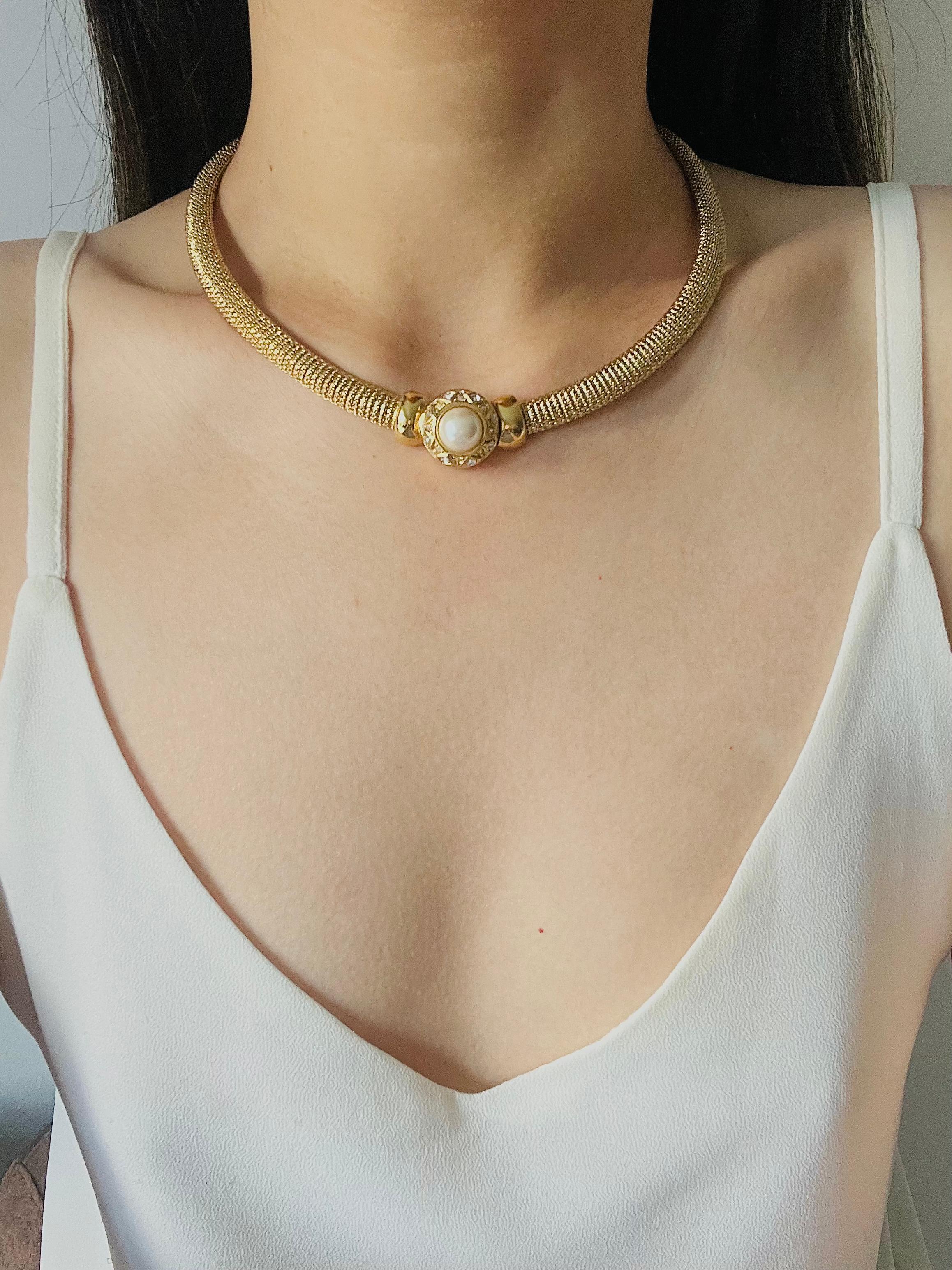 Christian Dior Vintage 1980er Jahre Perle Quadratische Kristalle Knopf Omega Mesh Halskette im Angebot 2