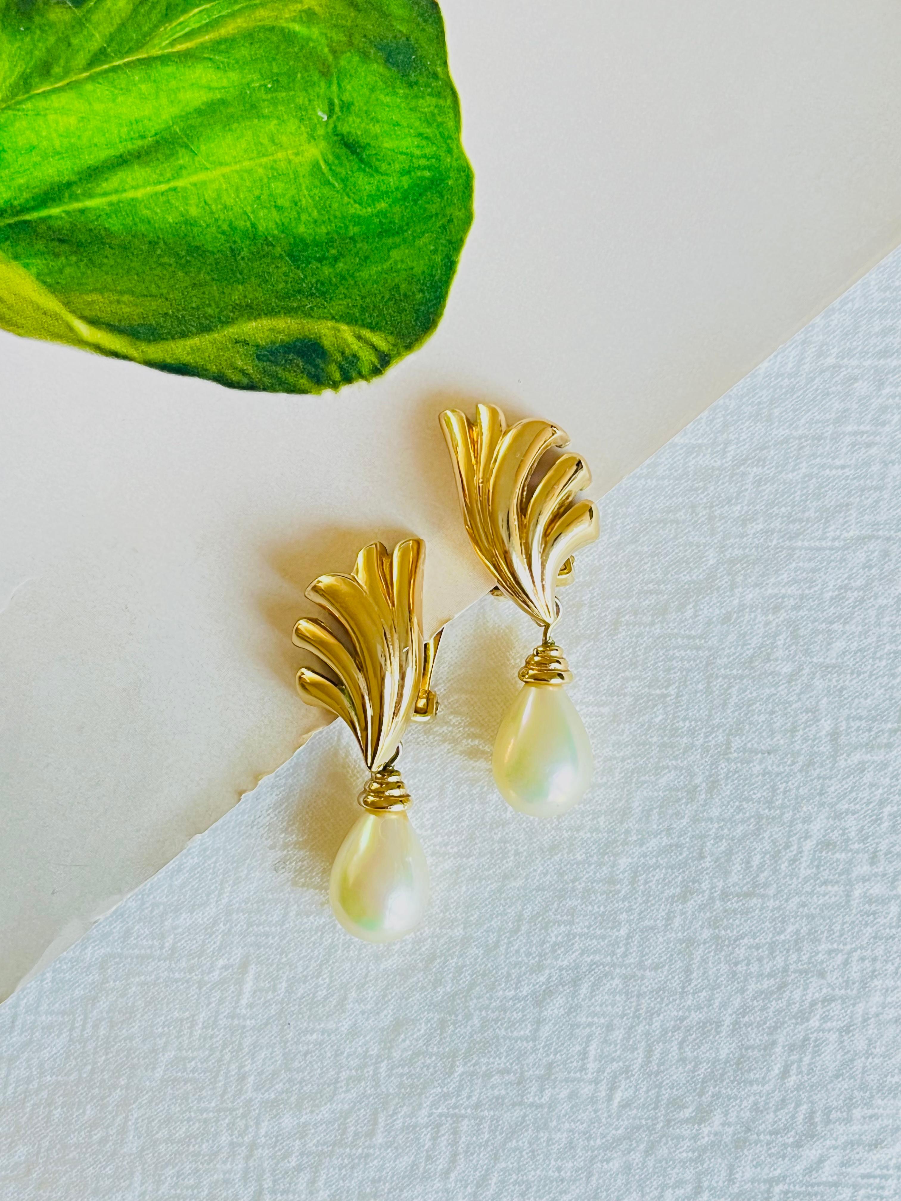 Christian Dior Vintage 1980s Pearl Water Tear Fan Shell Gold Drop Clip Earrings In Good Condition In Wokingham, England
