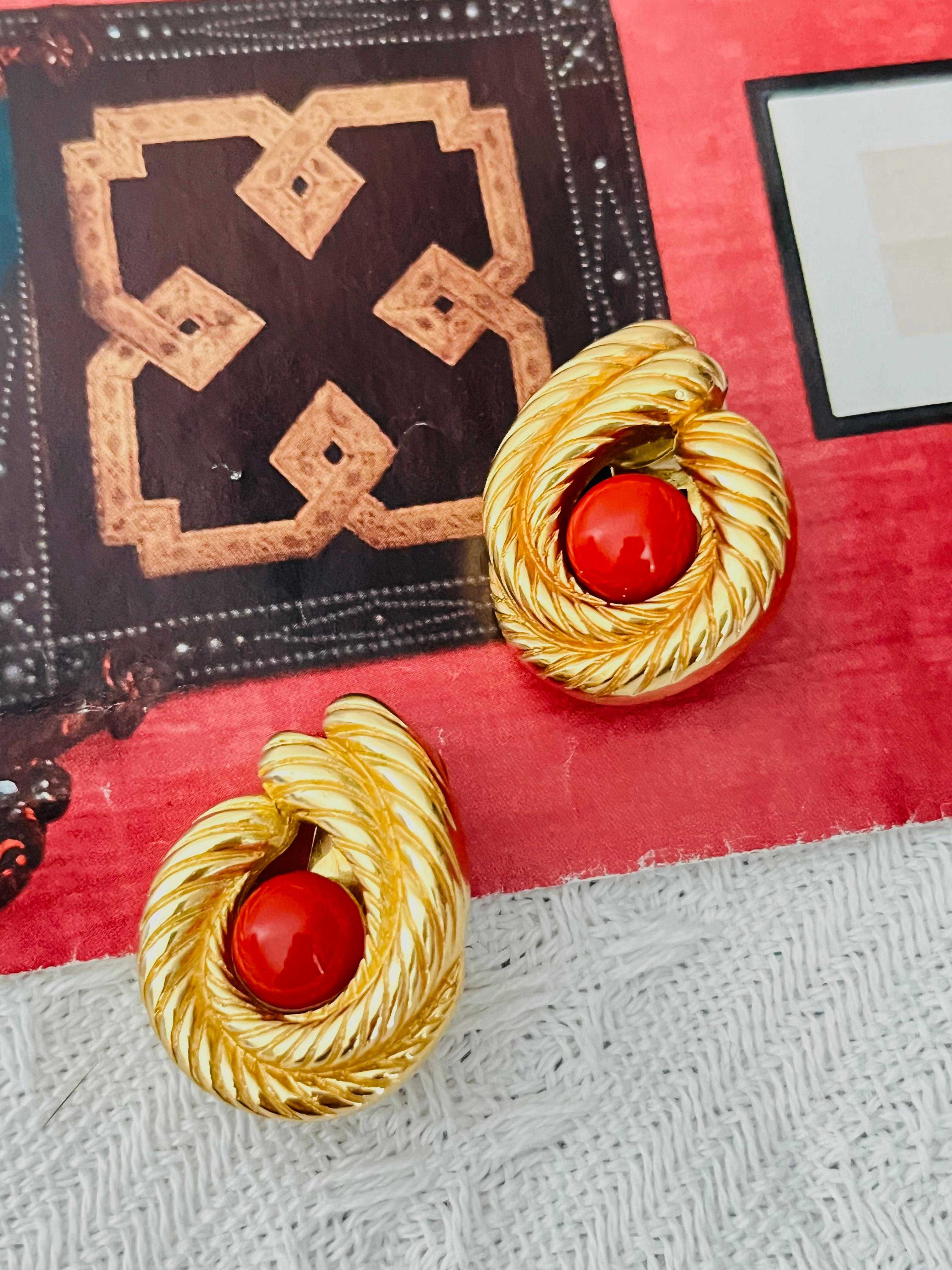 Christian Dior Vintage 1980s Rot Runde Kreis Cabochon Double Swirl Twist Seil Openwork klobig Aussage Clip Ohrringe, Gold-Ton

Sehr guter Zustand. 100% echt.

Auf der Rückseite signiert. Selten zu finden. Ein sehr schönes Paar Ohrclips von Chr.