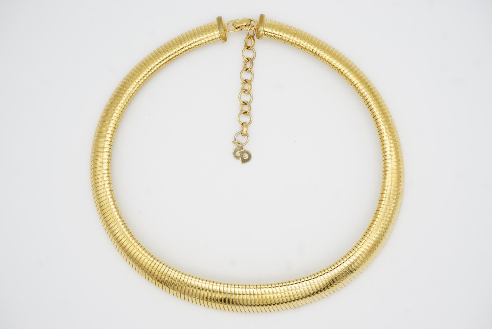 Christian Dior Vintage 1980s Ribbed Adjustable Omega Snake Choker Gold Necklace For Sale 5