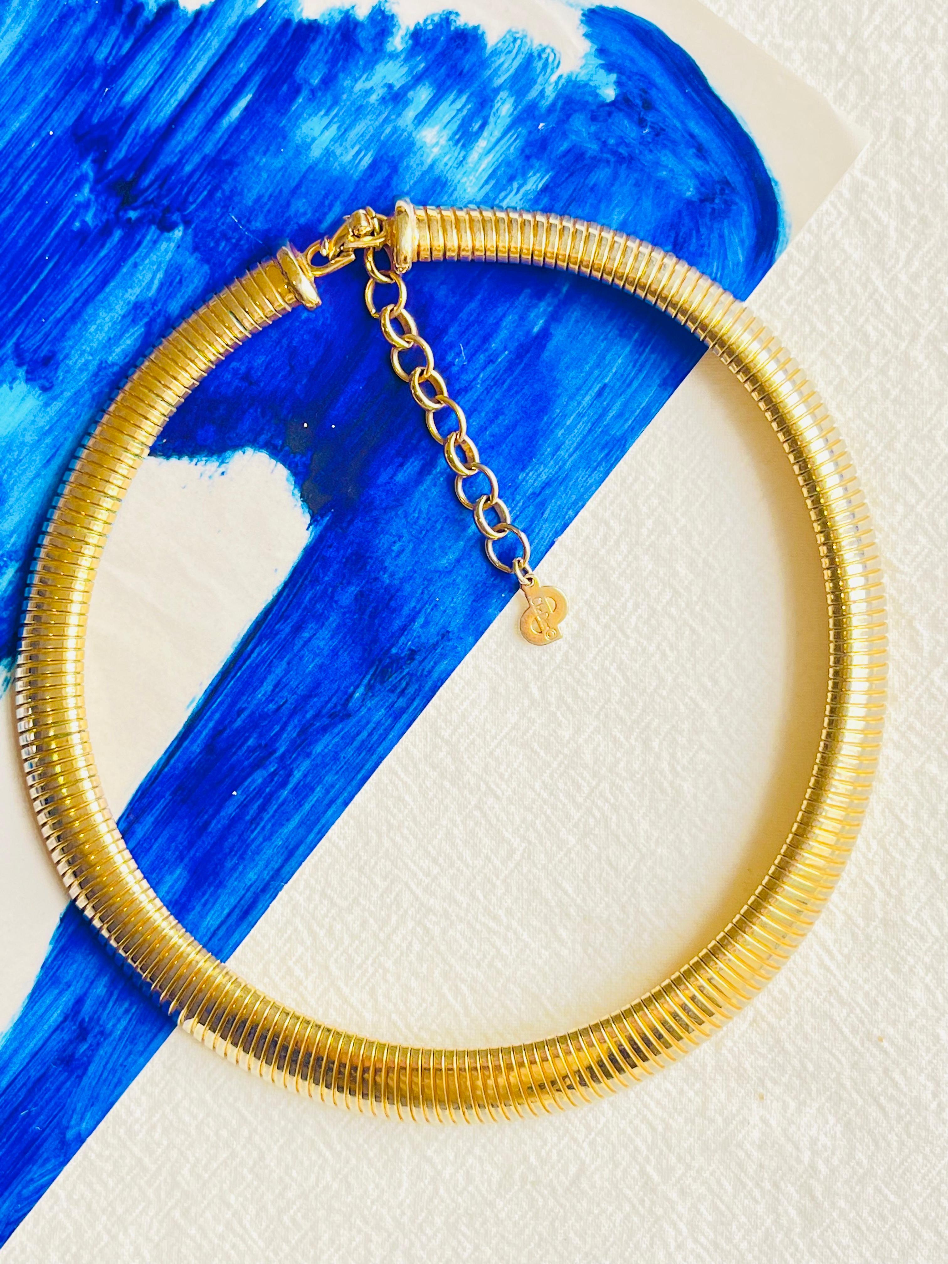 Very good condition. Only at / near clasp is some colour loss. 100% Genuine.

Crafted from polished gold plated brass with a circular design, this choker necklace from Christian Dior is finished with a ribbed textured effect.

Marked 'Chr.Dior (C)