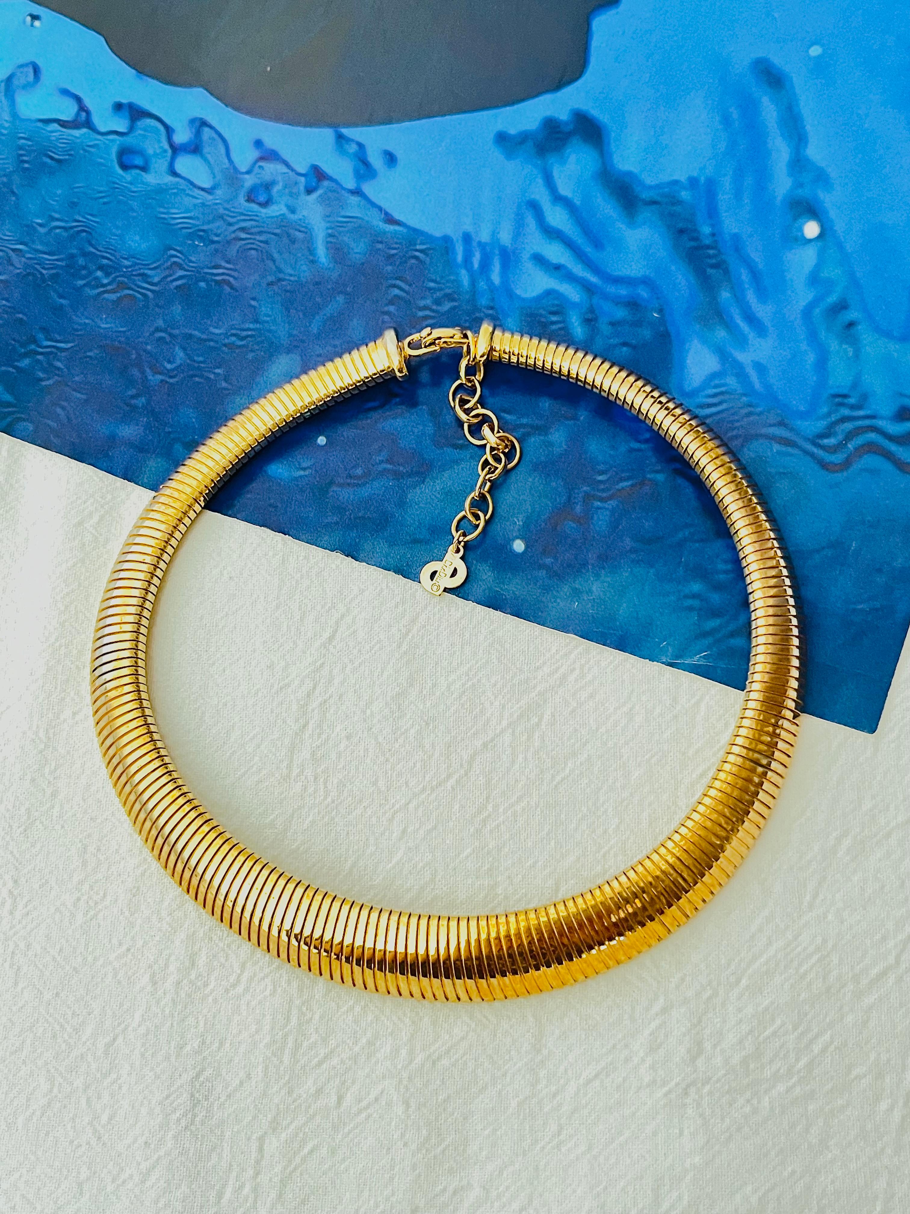 Christian Dior Vintage 1980 Unisexe Collier ras du cou réglable et côtelé en serpent oméga, plaqué or

Très bon état. Légères rayures ou perte de couleur, à peine perceptibles. 100% authentique.

Conçu en plaqué or poli avec un design circulaire, ce