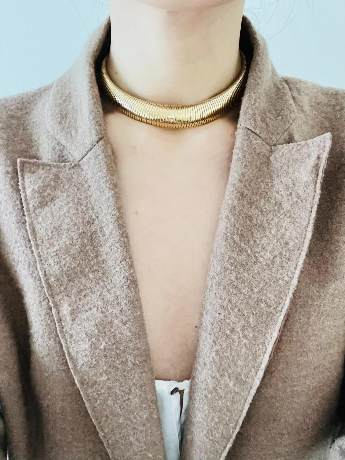  Christian Dior Vintage 1980 Ribbed Adjustable Omega Snake Choker Gold Necklace Unisexe 