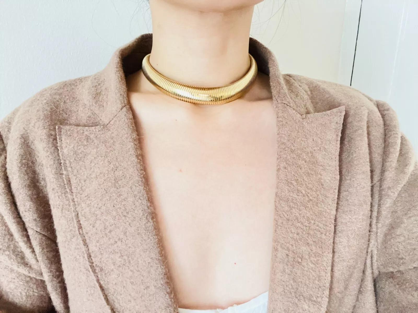 Christian Dior Vintage 1980s Ribbed Adjustable Omega Snake Choker Gold Necklace For Sale 1