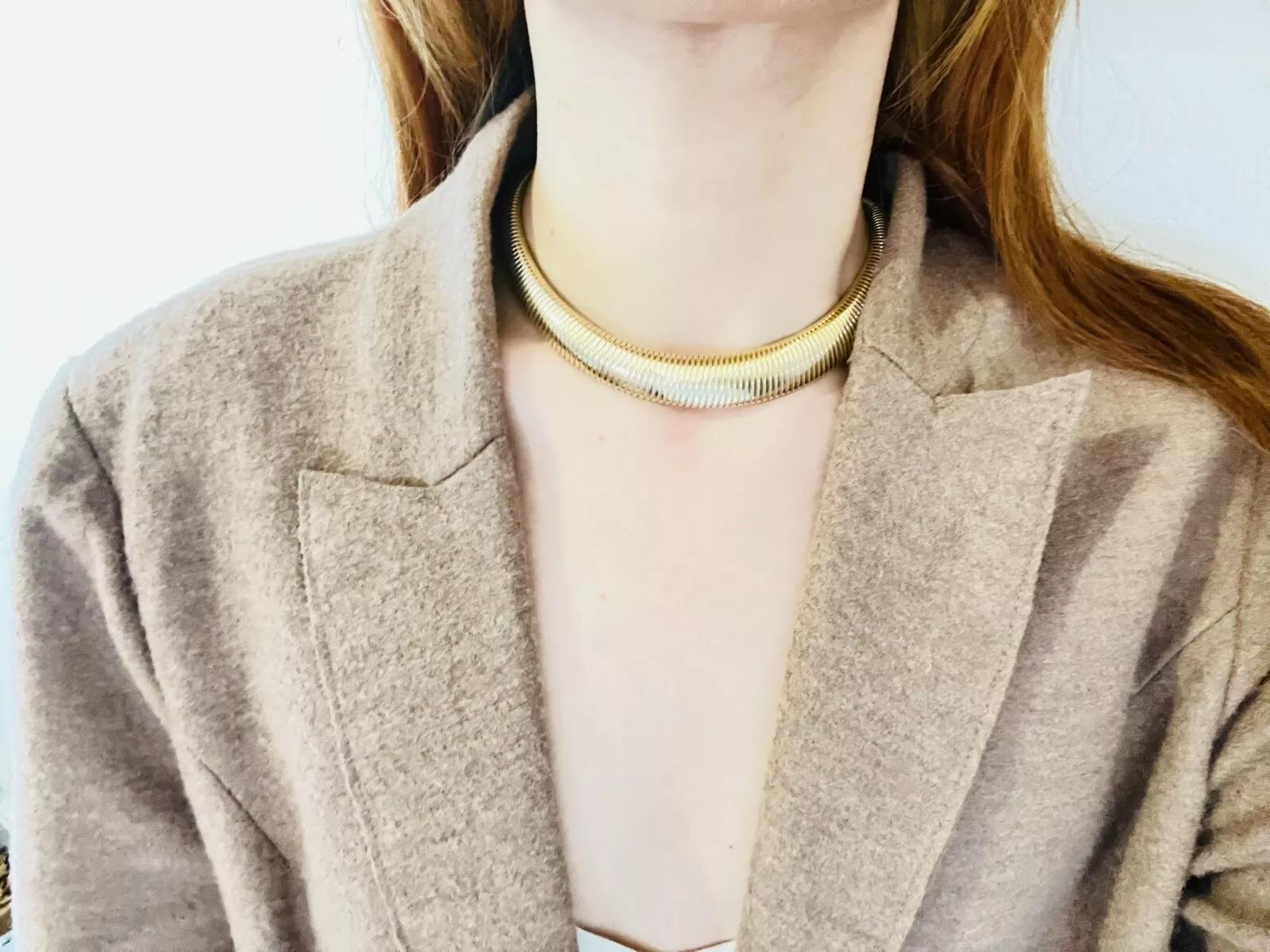 Christian Dior Vintage 1980s Ribbed Adjustable Omega Snake Choker Gold Necklace For Sale 2