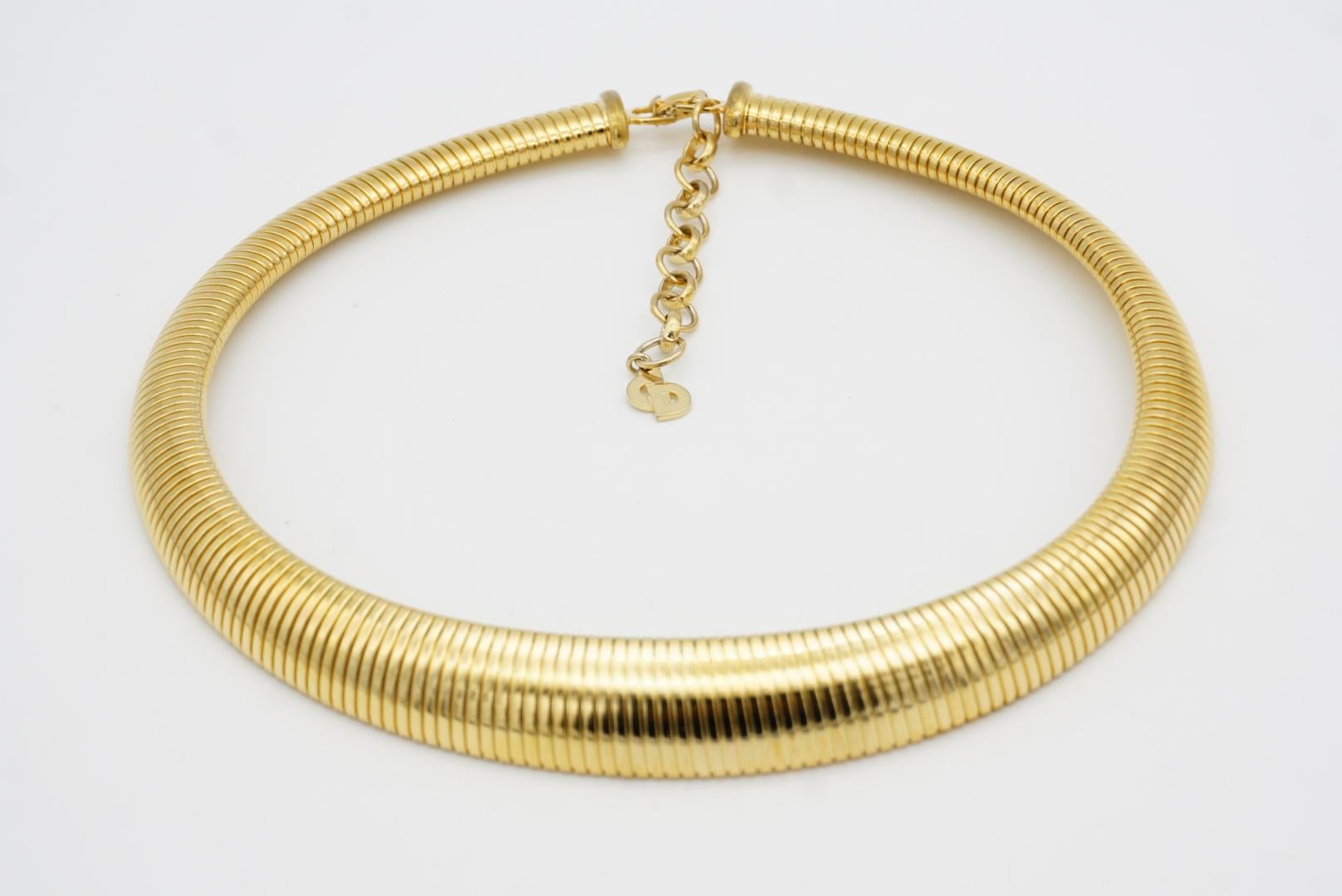 Christian Dior Vintage 1980s Ribbed Adjustable Omega Snake Choker Gold Necklace For Sale 4